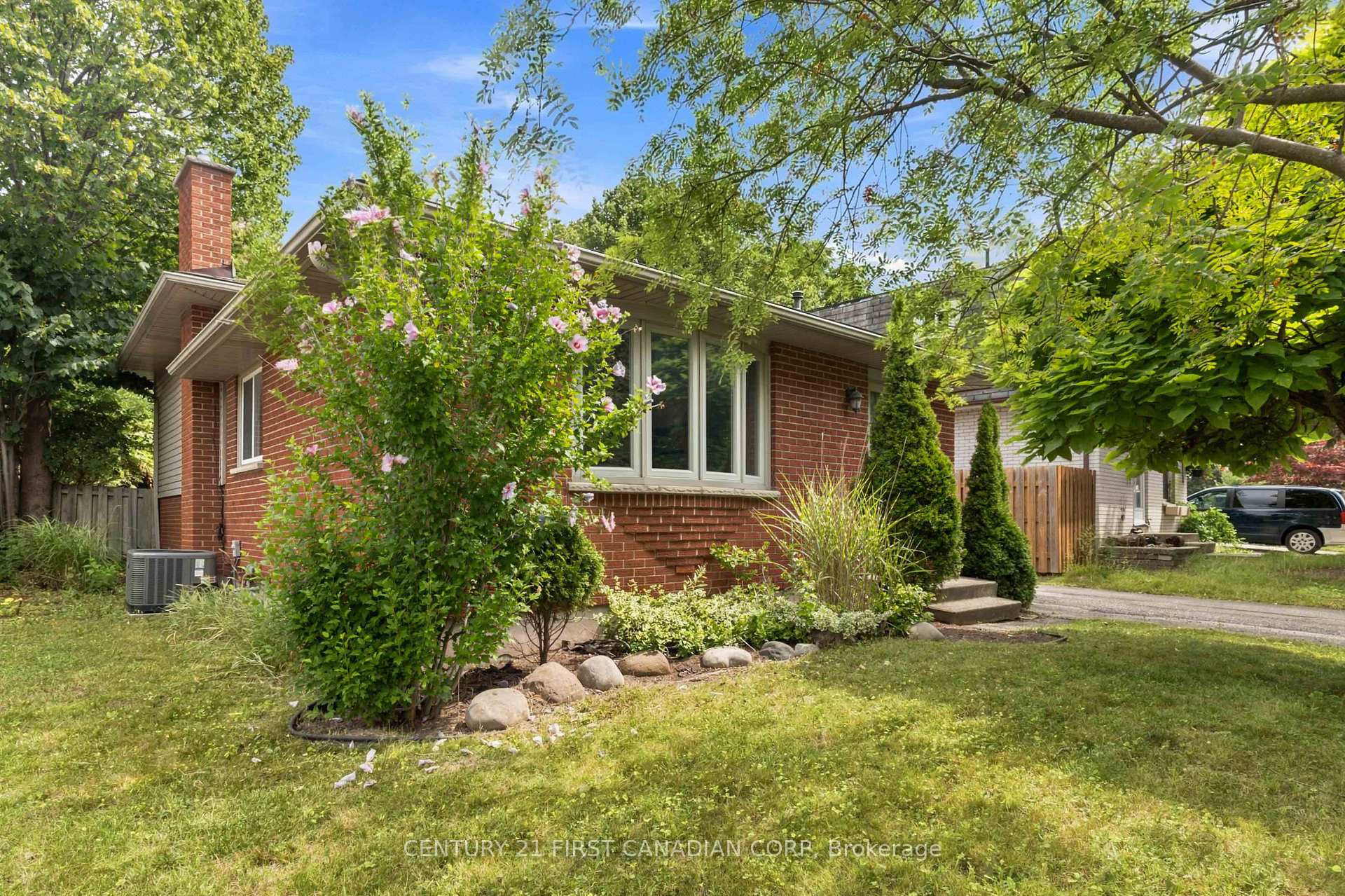 Photo 6 of 436 Ferndale Avenue, London, South P — HOMEH