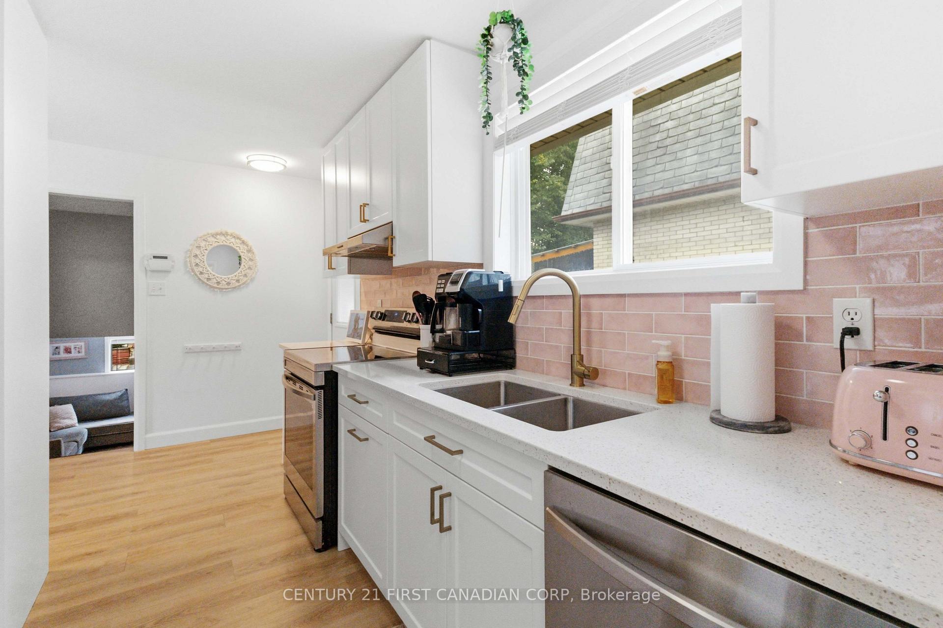 Photo 18 of 436 Ferndale Avenue, London, South P — HOMEH