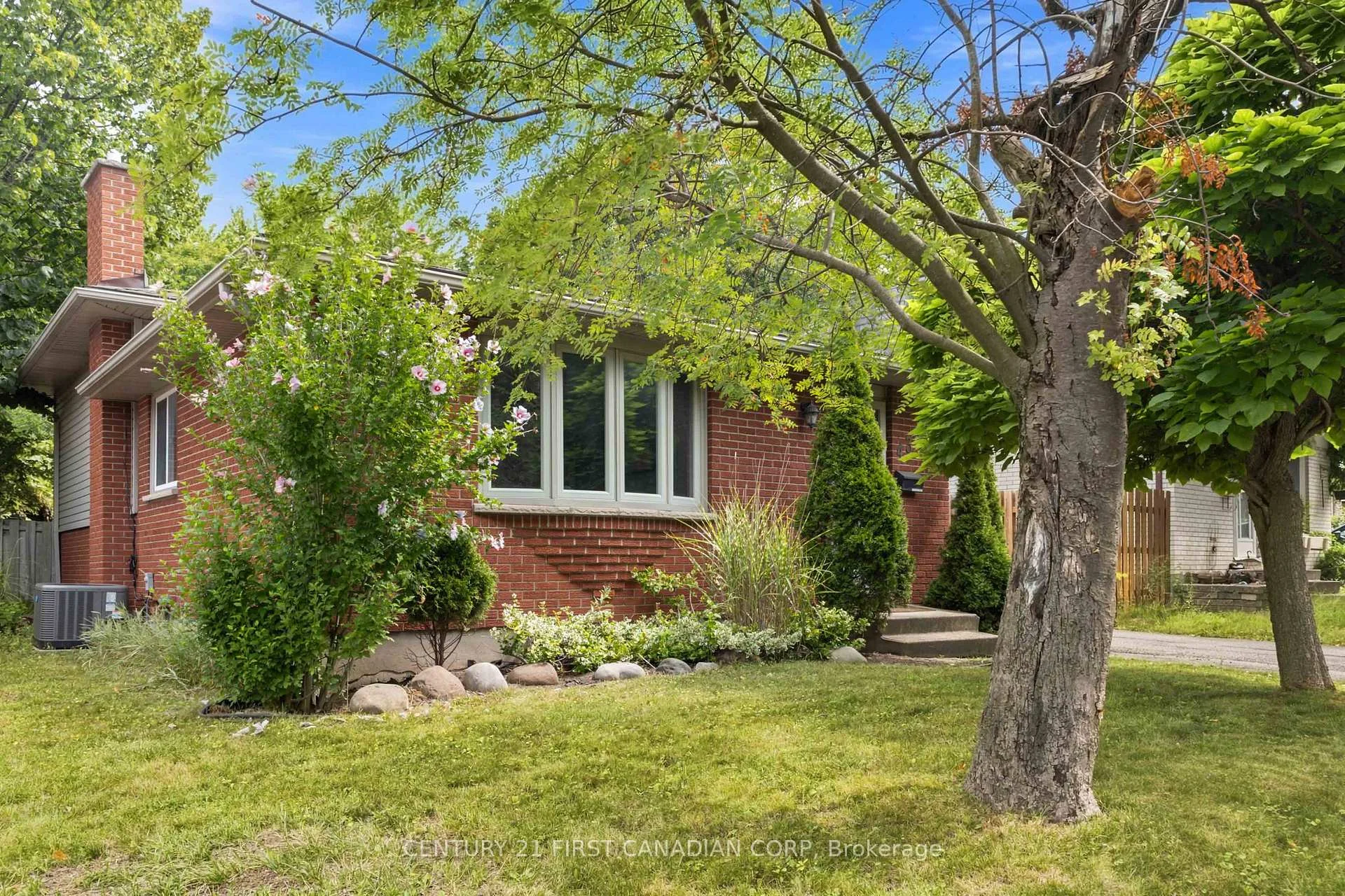 Photo 3 of 436 Ferndale Avenue, London, South P — HOMEH