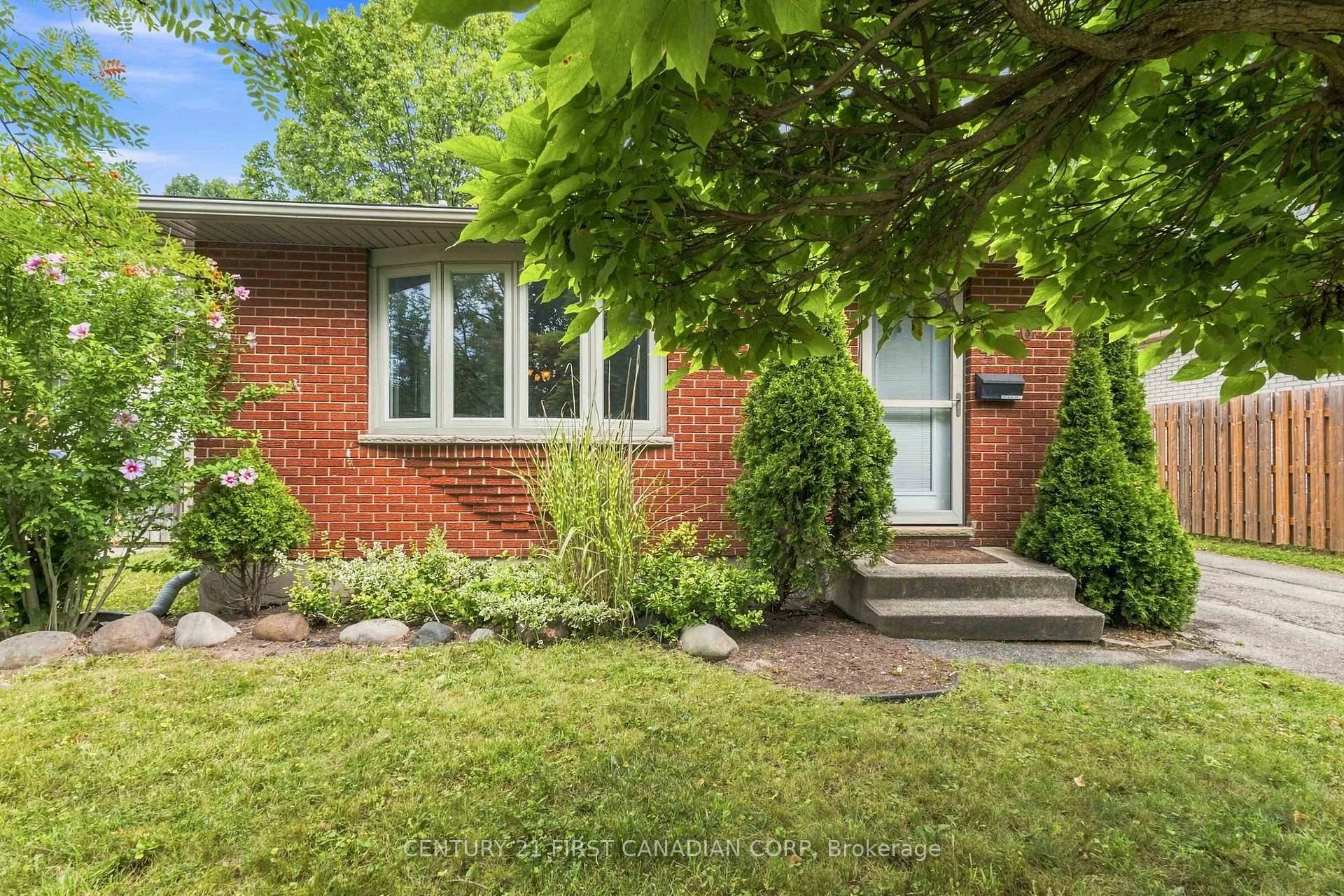 Photo 7 of 436 Ferndale Avenue, London, South P — HOMEH