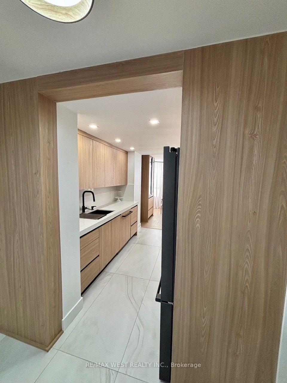Photo 9 of Unit 1408, 7 Townsgate Drive, Vaughan, Crestwood-Springfarm-Yorkhill — HOMEH