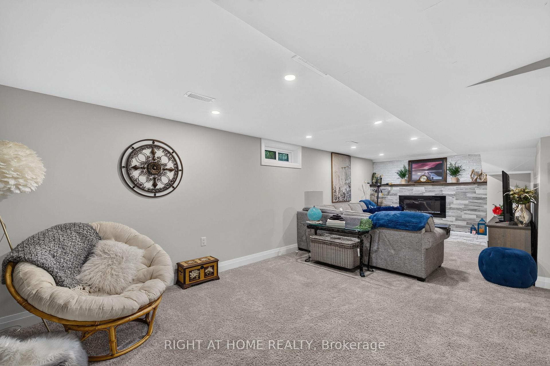 Photo 34 of 37 Renny Crescent, London, South X — HOMEH
