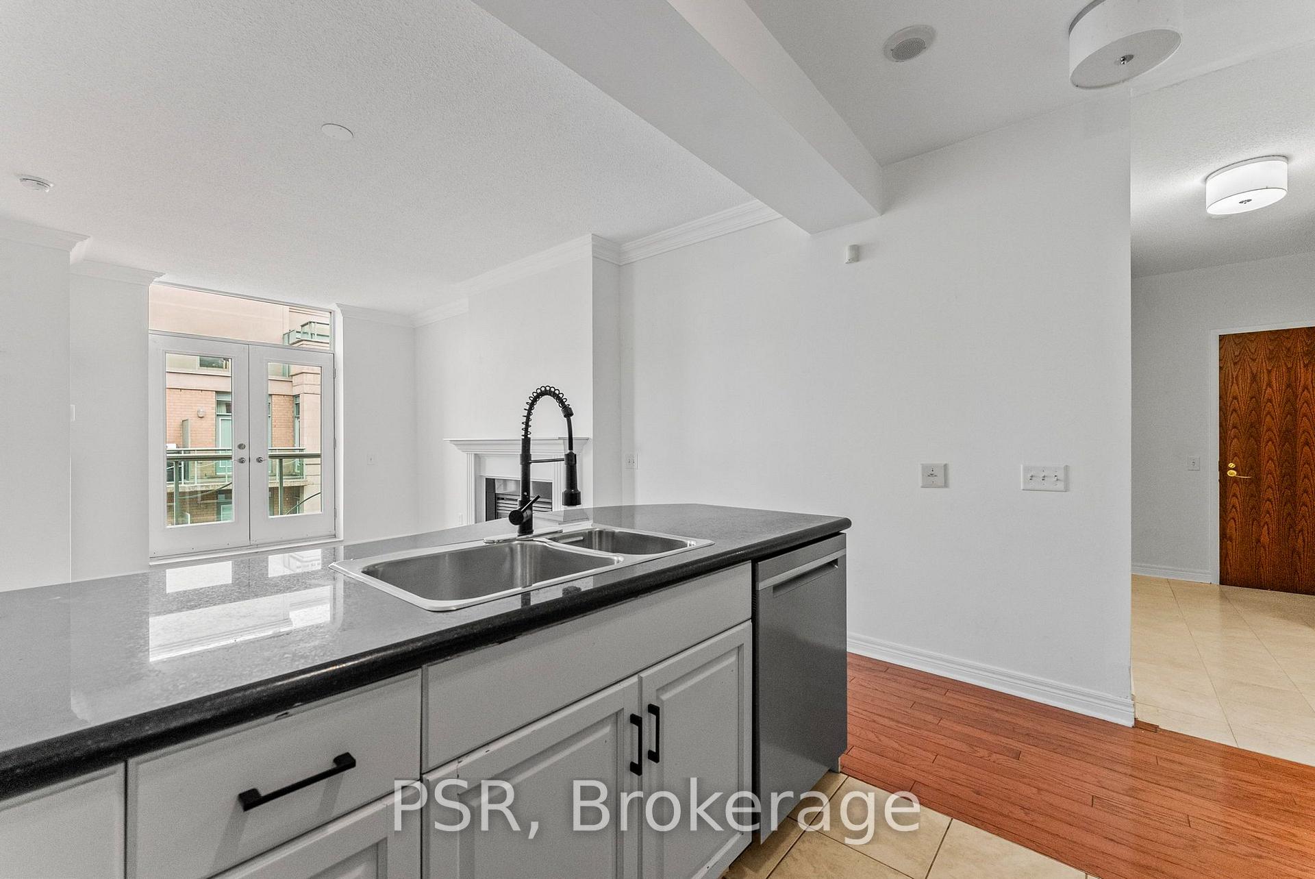 Photo 4 of Unit 423, 9 Boardwalk Drive, Toronto, The Beaches — HOMEH