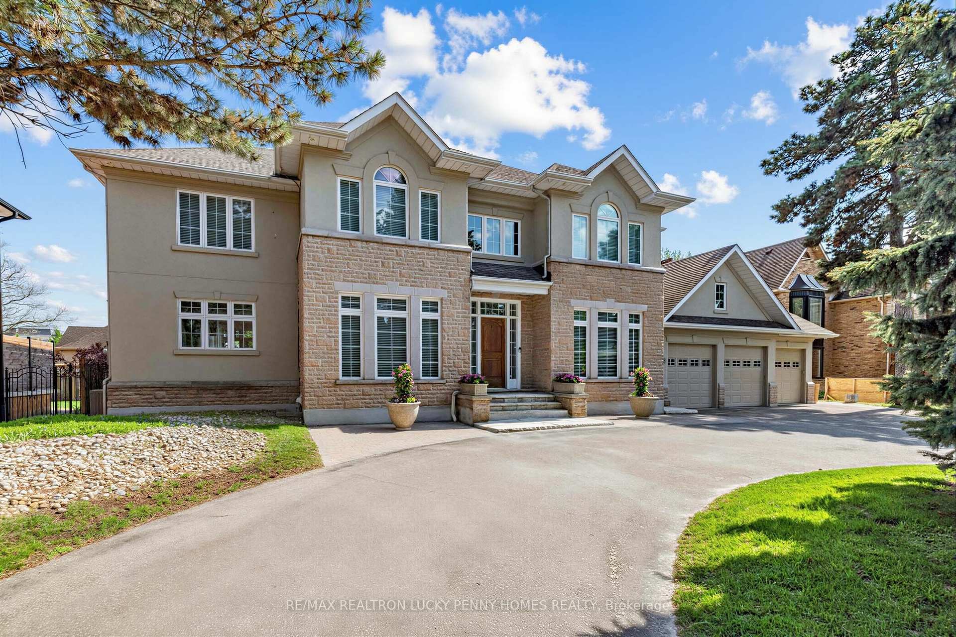 Photo 2 of 63 Pomander Road, Markham, Unionville — HOMEH