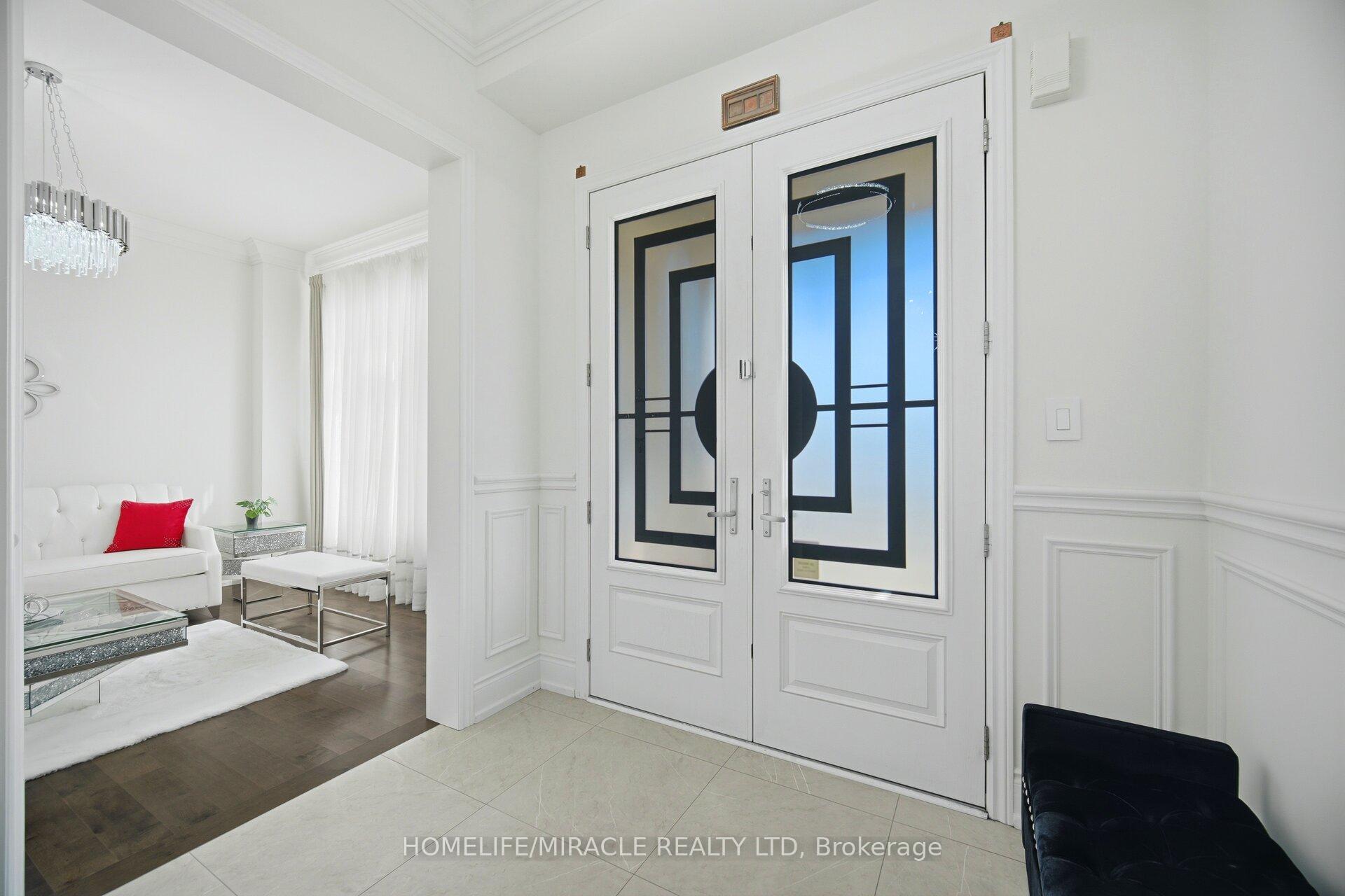 Photo 3 of 642 Barons Street, Vaughan, Kleinburg — HOMEH
