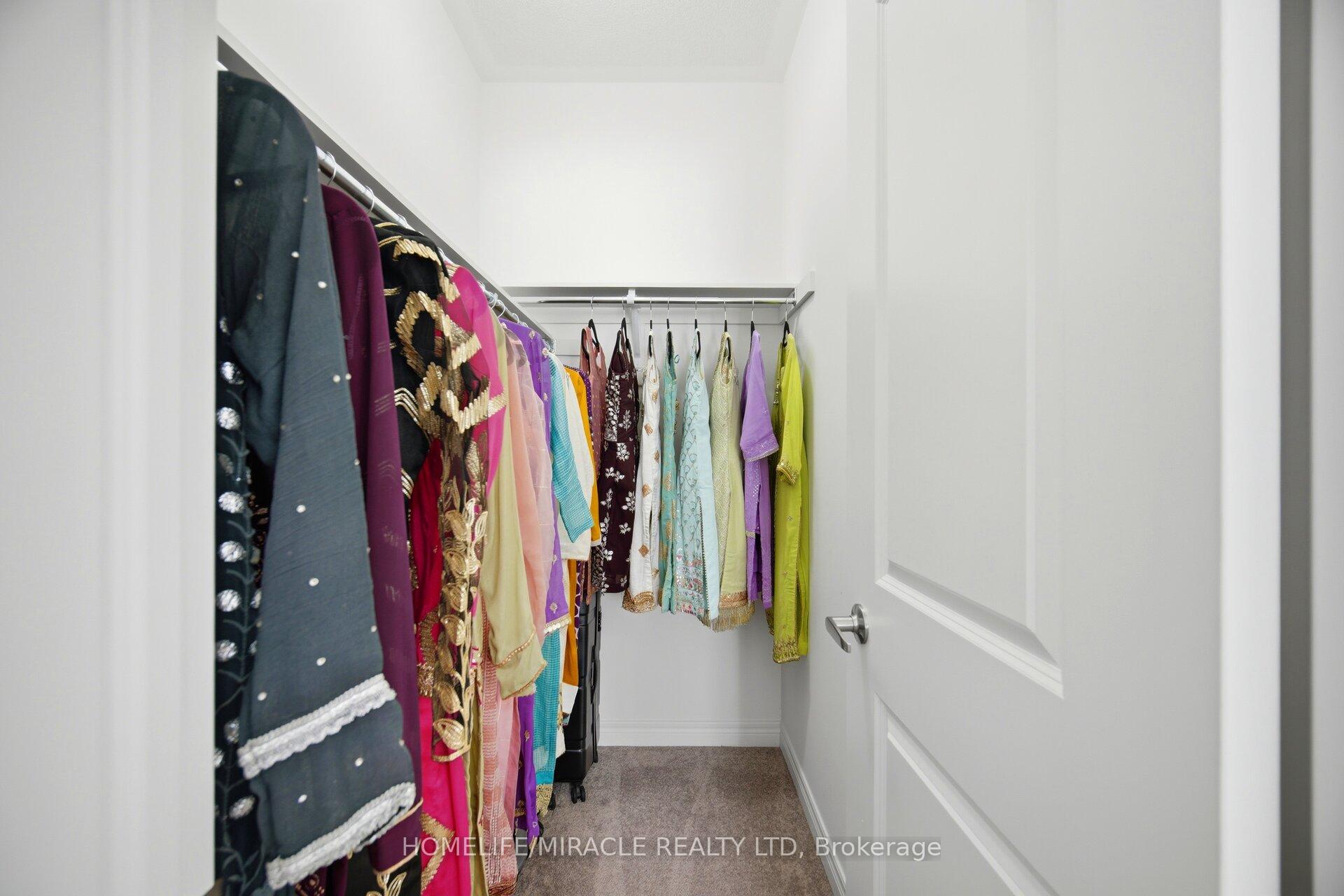 Photo 32 of 642 Barons Street, Vaughan, Kleinburg — HOMEH