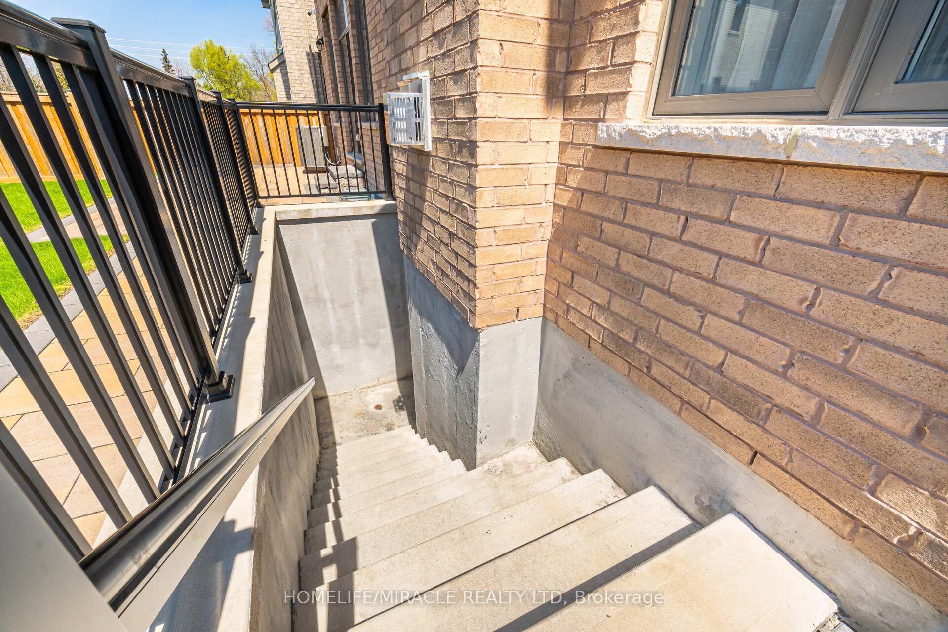 Photo 49 of 642 Barons Street, Vaughan, Kleinburg — HOMEH