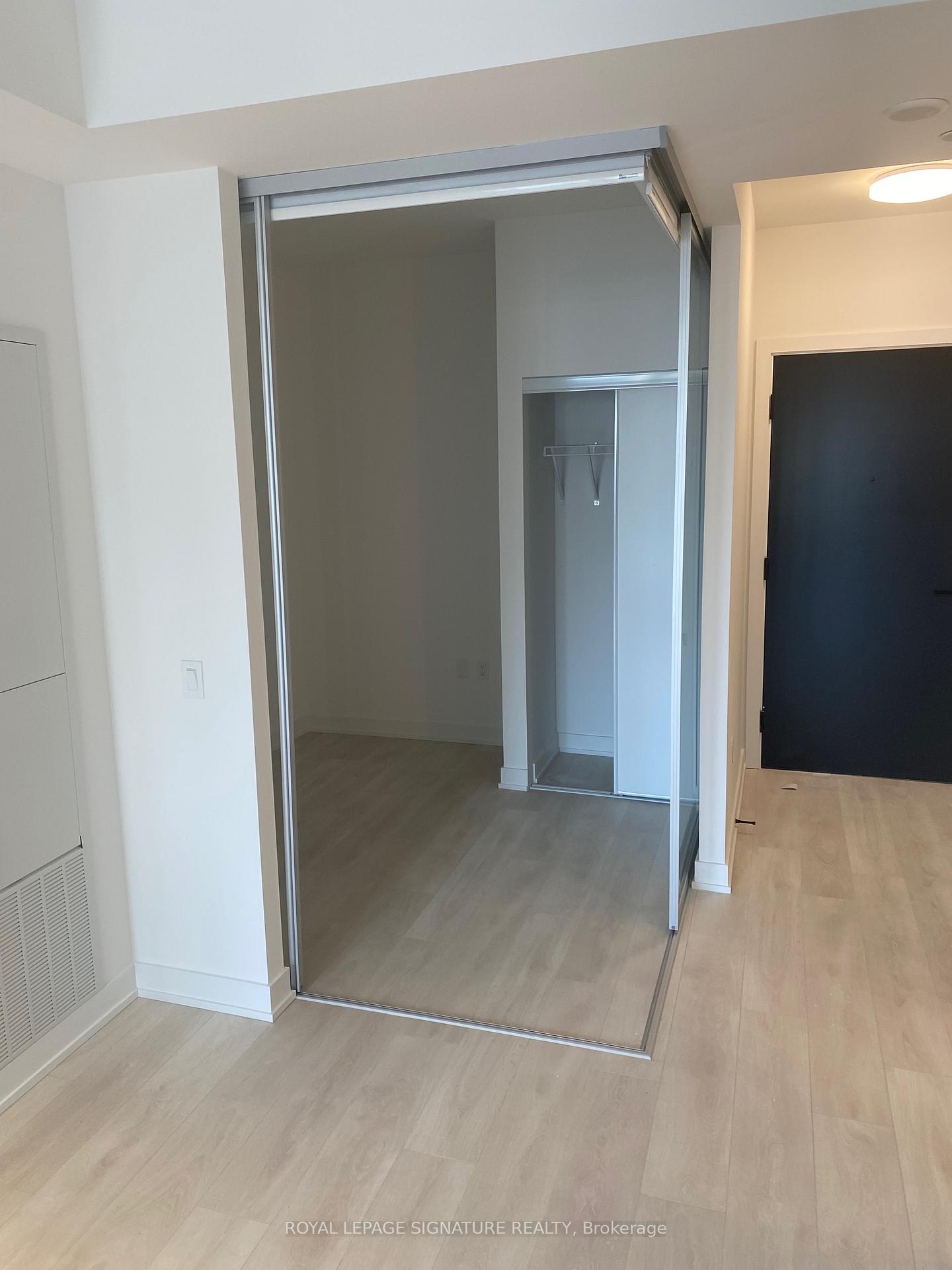 Photo 3 of Unit 1407, 117 Broadway Avenue, Toronto, Mount Pleasant West — HOMEH