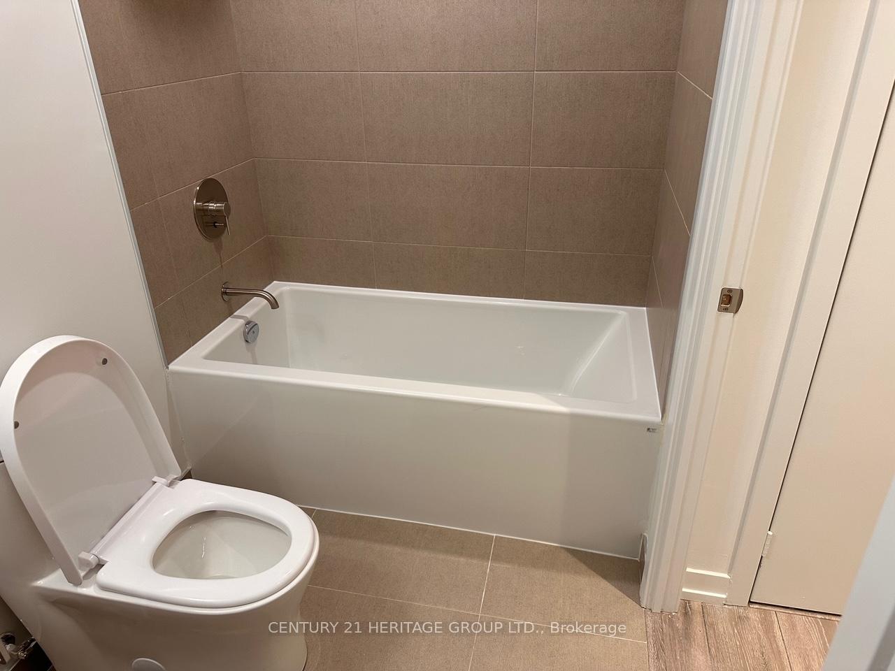 Photo 4 of Unit 1807, 55 Mercer Street, Toronto, Waterfront Communities — HOMEH