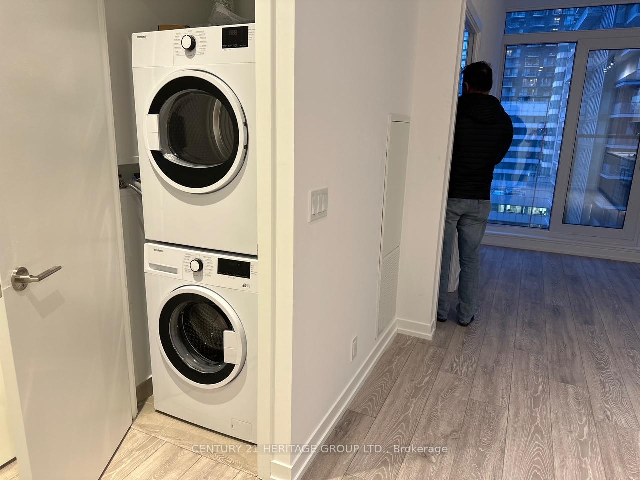 Photo 8 of Unit 1807, 55 Mercer Street, Toronto, Waterfront Communities — HOMEH