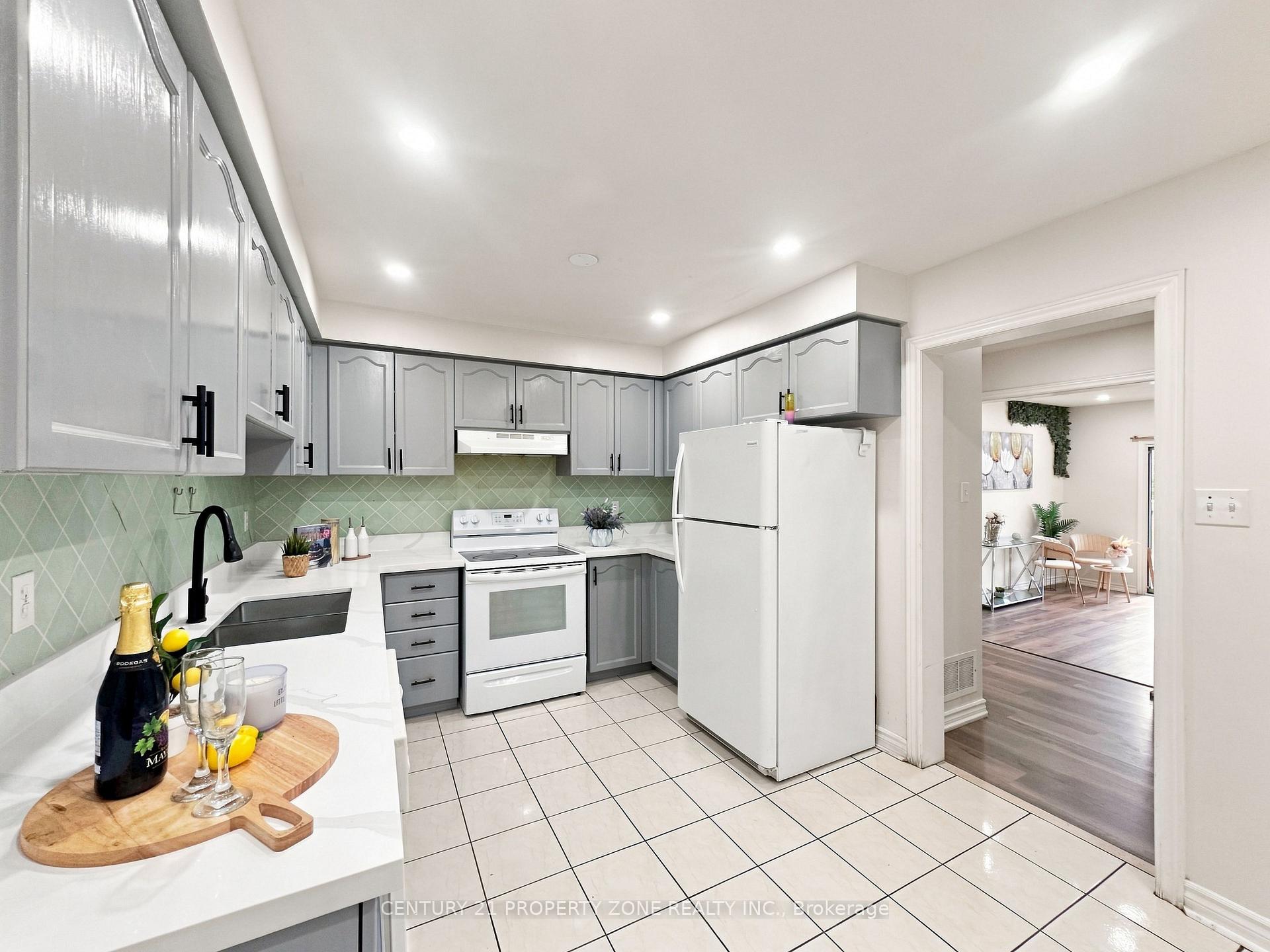 Photo 13 of 65 Shady Pine Circle, Brampton, Sandringham-Wellington — HOMEH