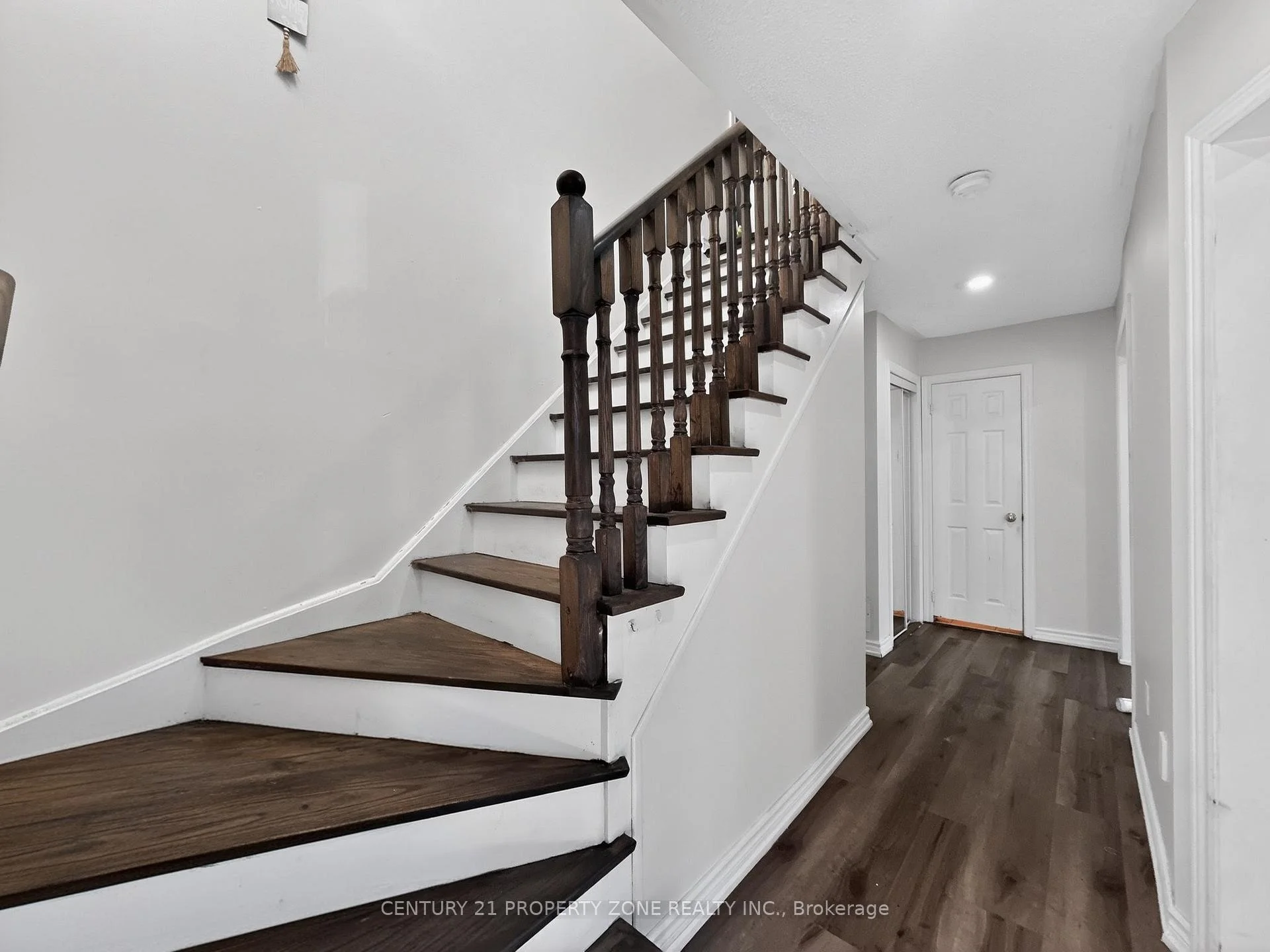 Photo 30 of 65 Shady Pine Circle, Brampton, Sandringham-Wellington — HOMEH