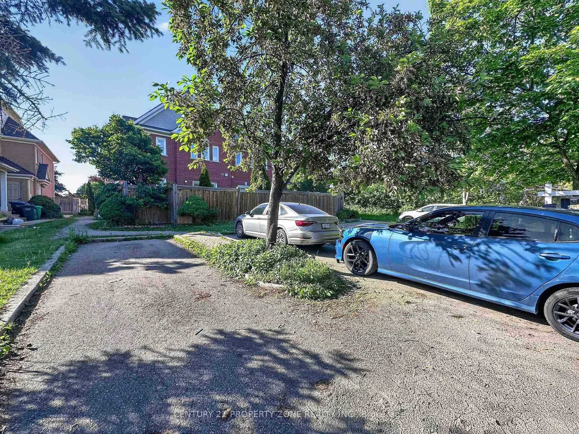 Photo 43 of 65 Shady Pine Circle, Brampton, Sandringham-Wellington — HOMEH