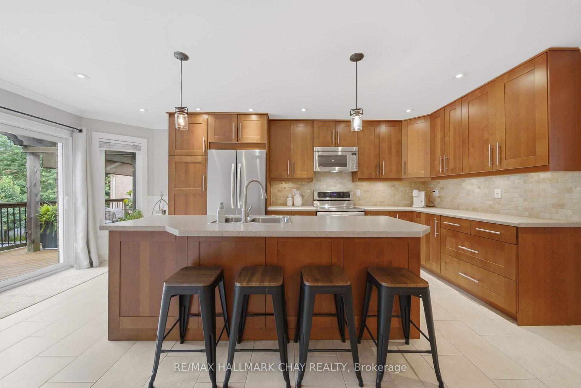 Photo 16 of 31 Falling Brook Drive, Barrie, Bayshore — HOMEH