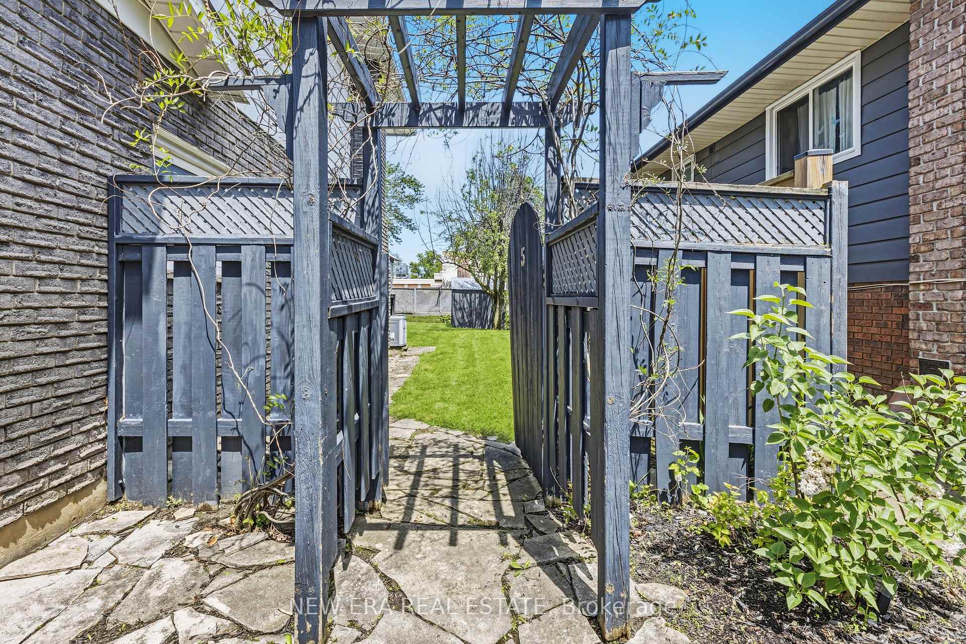 Photo 32 of 5 Shetland Crescent, St. Catharines, E. Chester — HOMEH