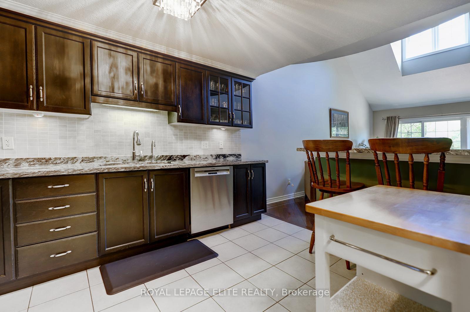 Photo 9 of 118 Lynch Circle, Guelph, Pineridge/Westminster Woods — HOMEH