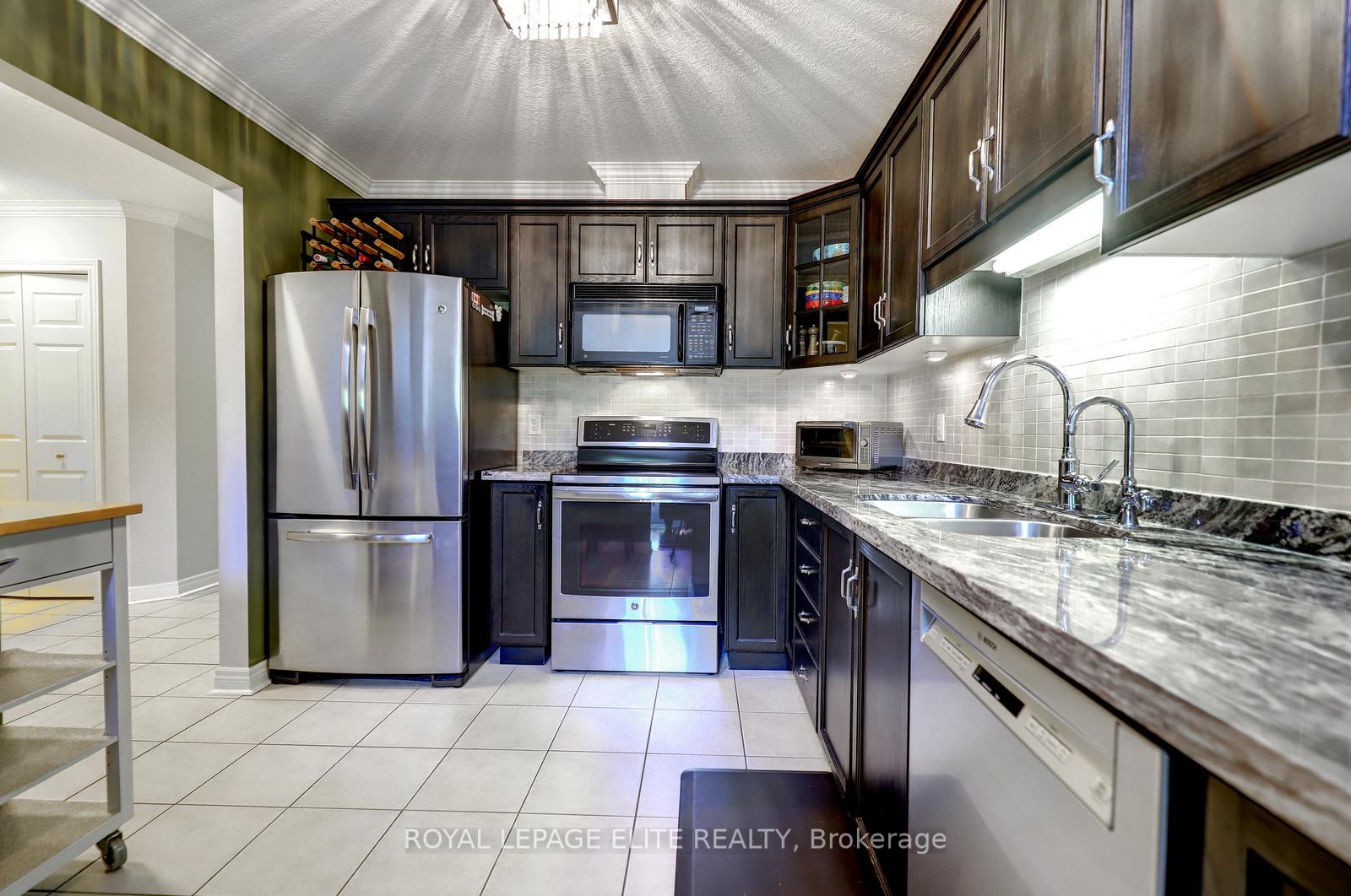 Photo 10 of 118 Lynch Circle, Guelph, Pineridge/Westminster Woods — HOMEH