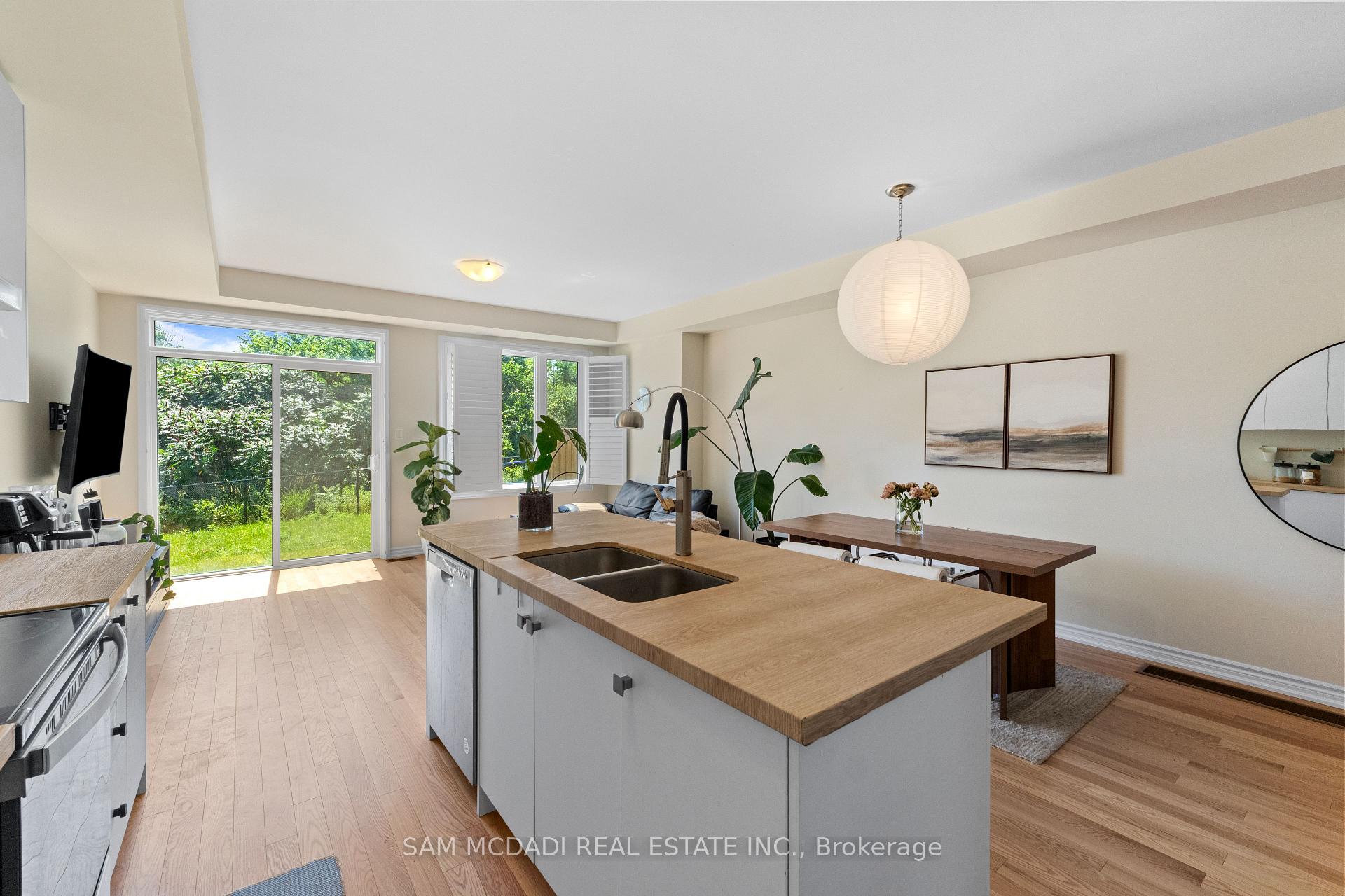 Photo 4 of 2076 Coppenwood Common, Burlington, Tyandaga — HOMEH