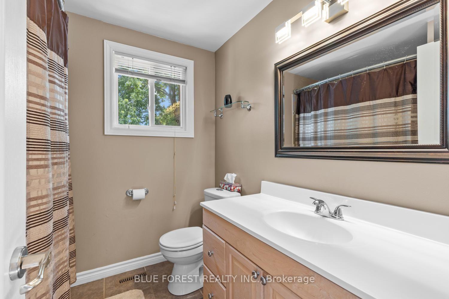 Photo 25 of 48 Rosamond Crescent, London, South X — HOMEH