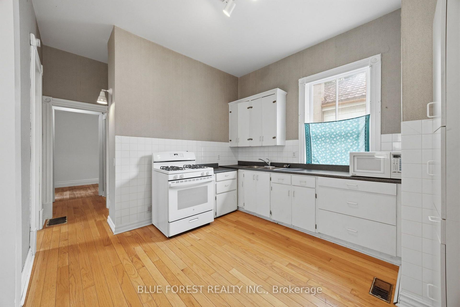 Photo 12 of 548 Elizabeth Street, London, East G — HOMEH