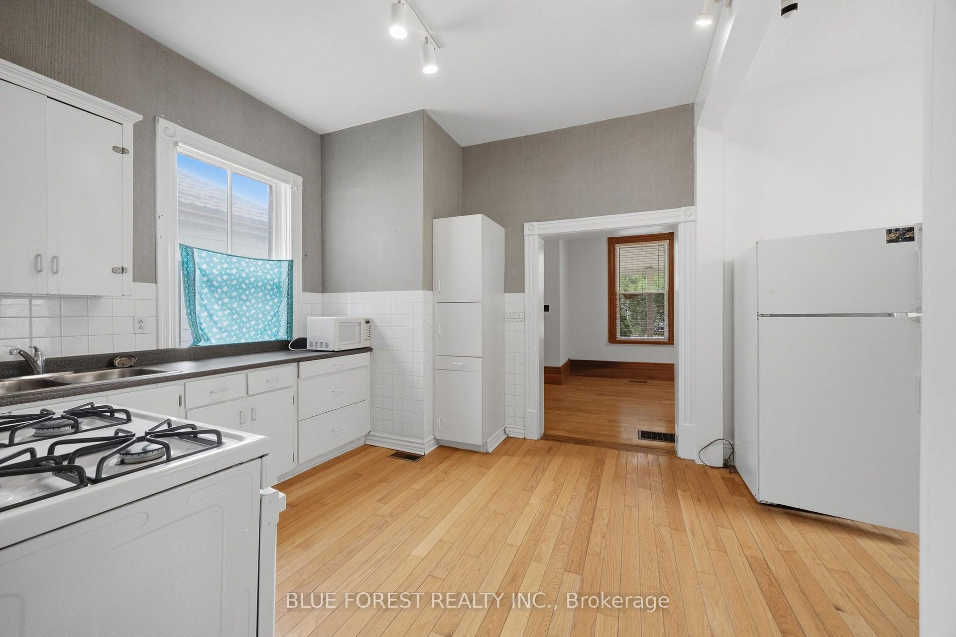 Photo 13 of 548 Elizabeth Street, London, East G — HOMEH