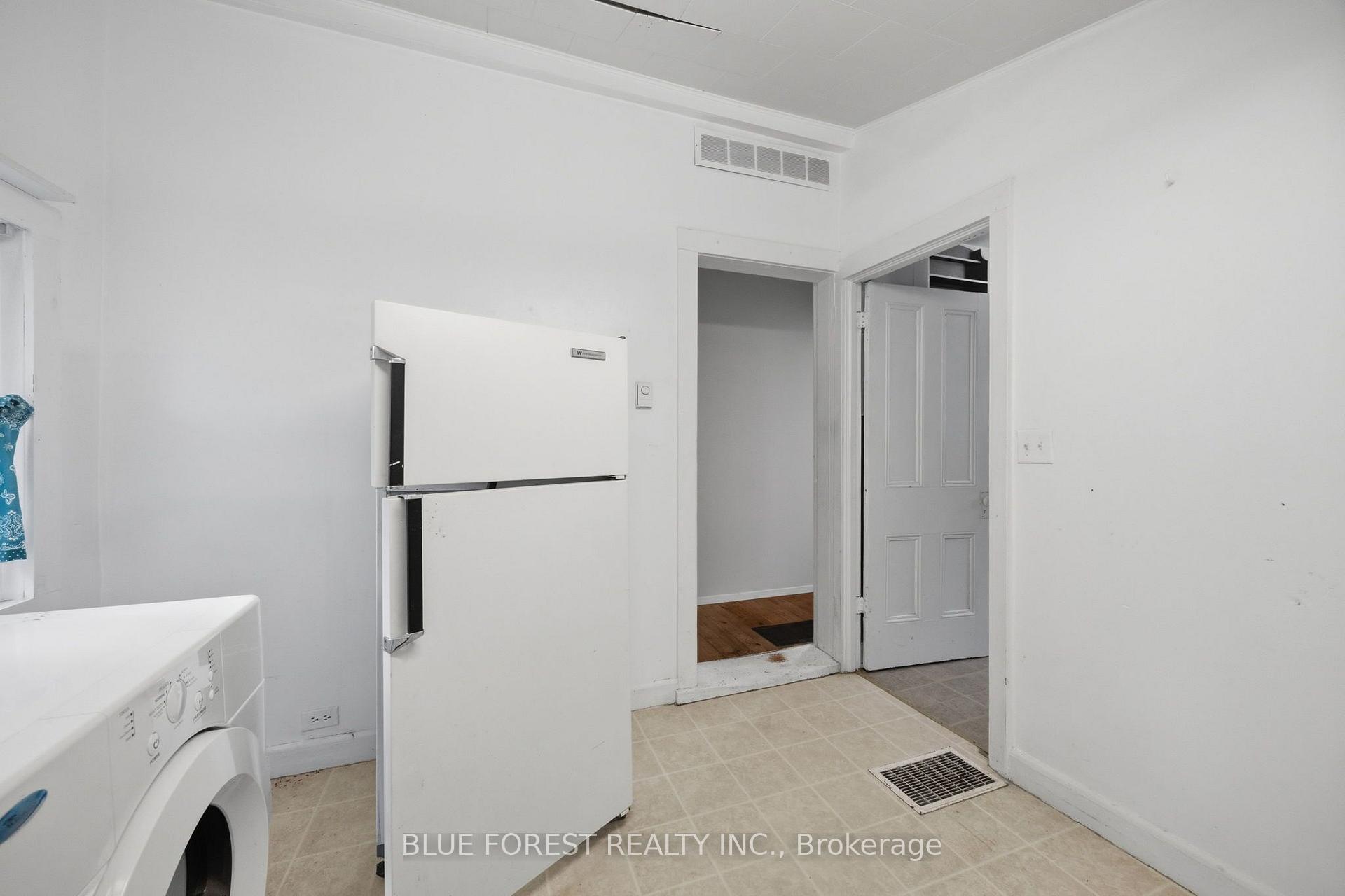 Photo 33 of 548 Elizabeth Street, London, East G — HOMEH
