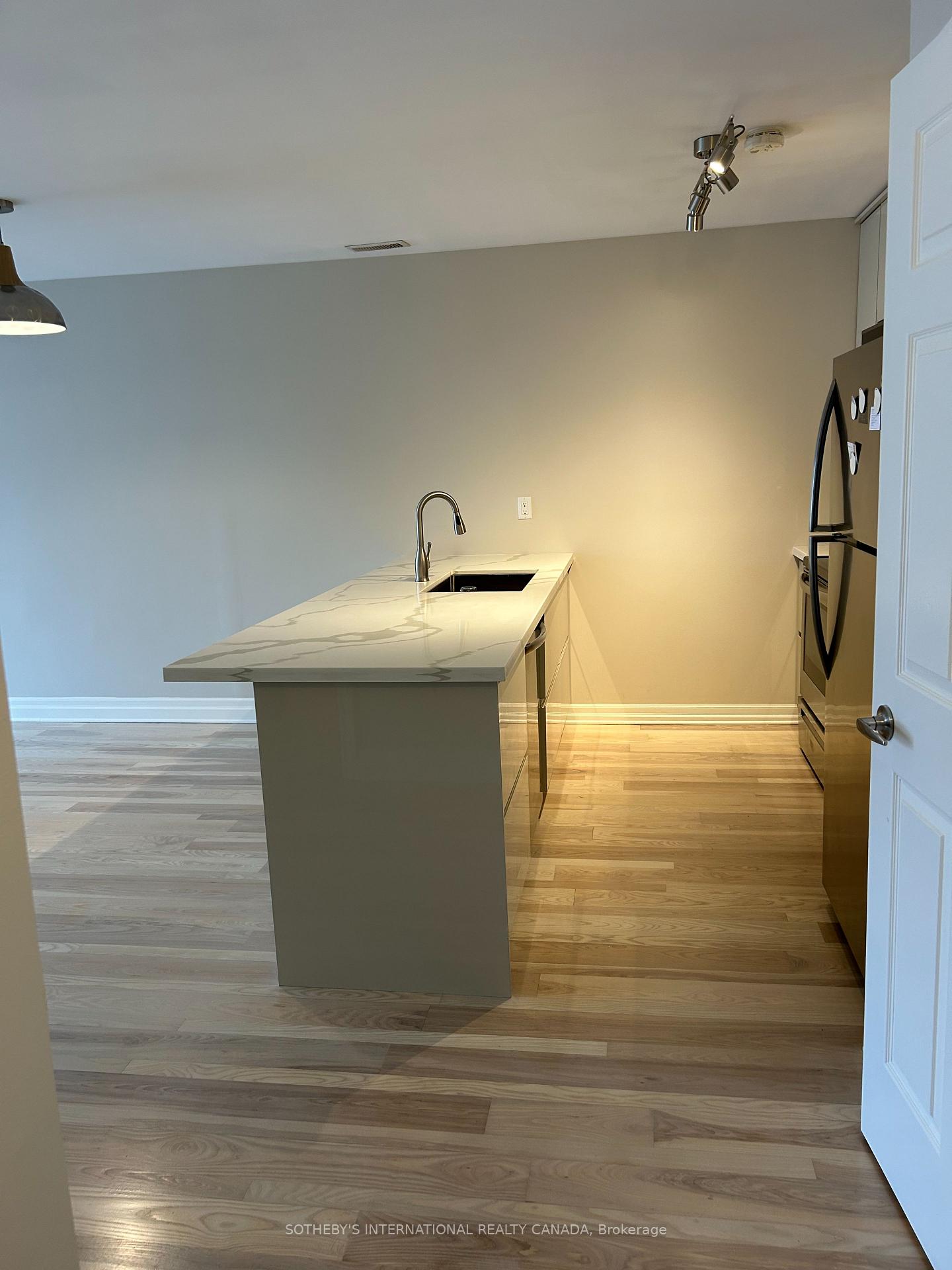 Photo 4 of Unit 301, 3069 Lakeshore Boulevard, Etobicoke, New Toronto — HOMEH