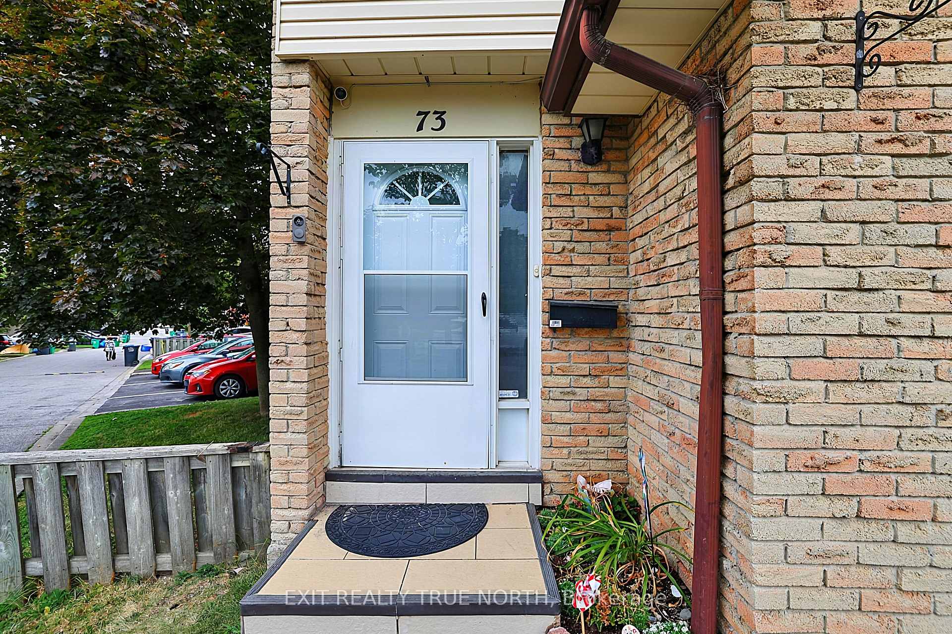 Photo 4 of 73 Collins Crescent, Brampton, Brampton North — HOMEH