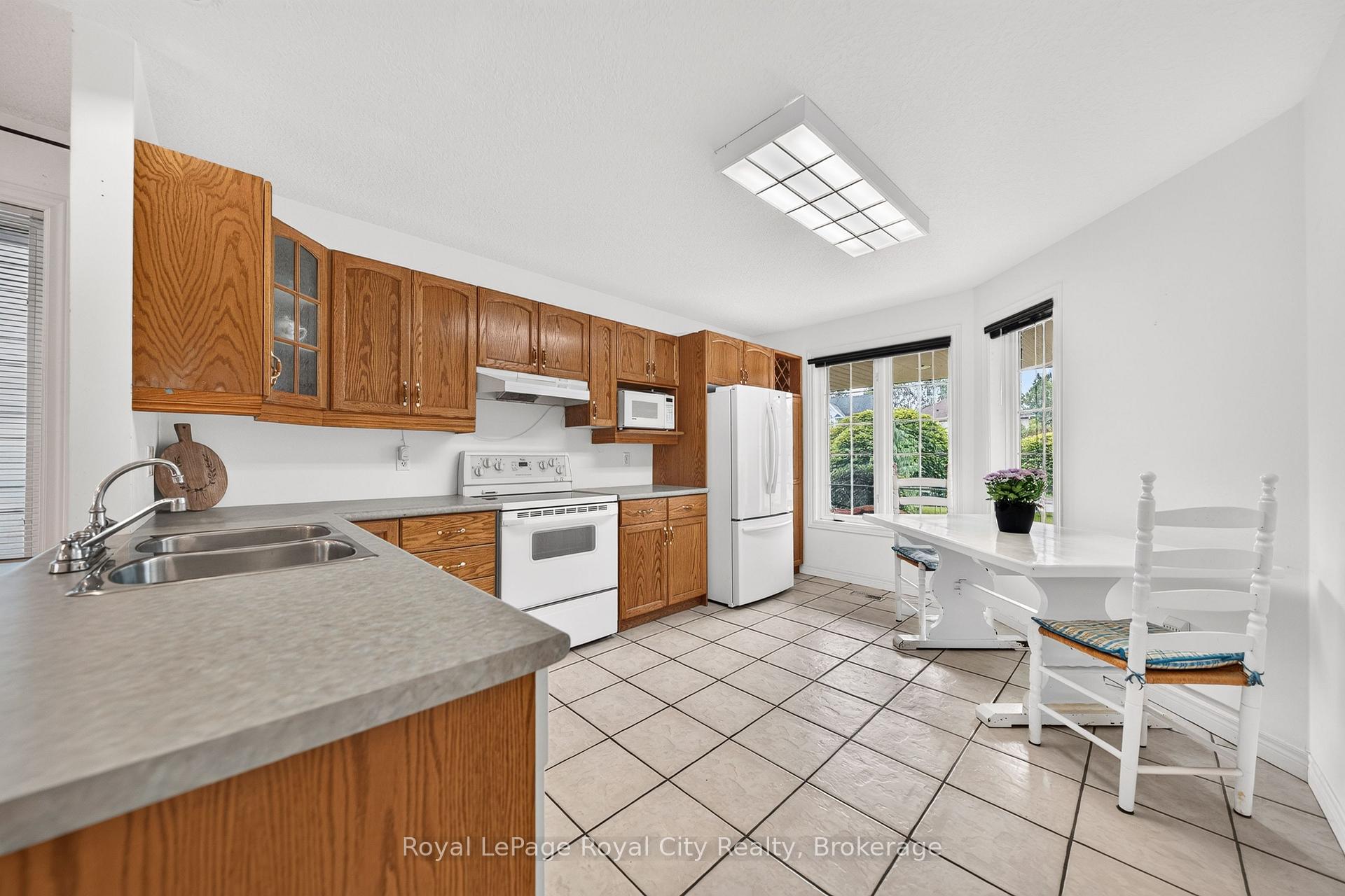 Photo 5 of 8 Whitetail Court, Guelph, Kortright East — HOMEH
