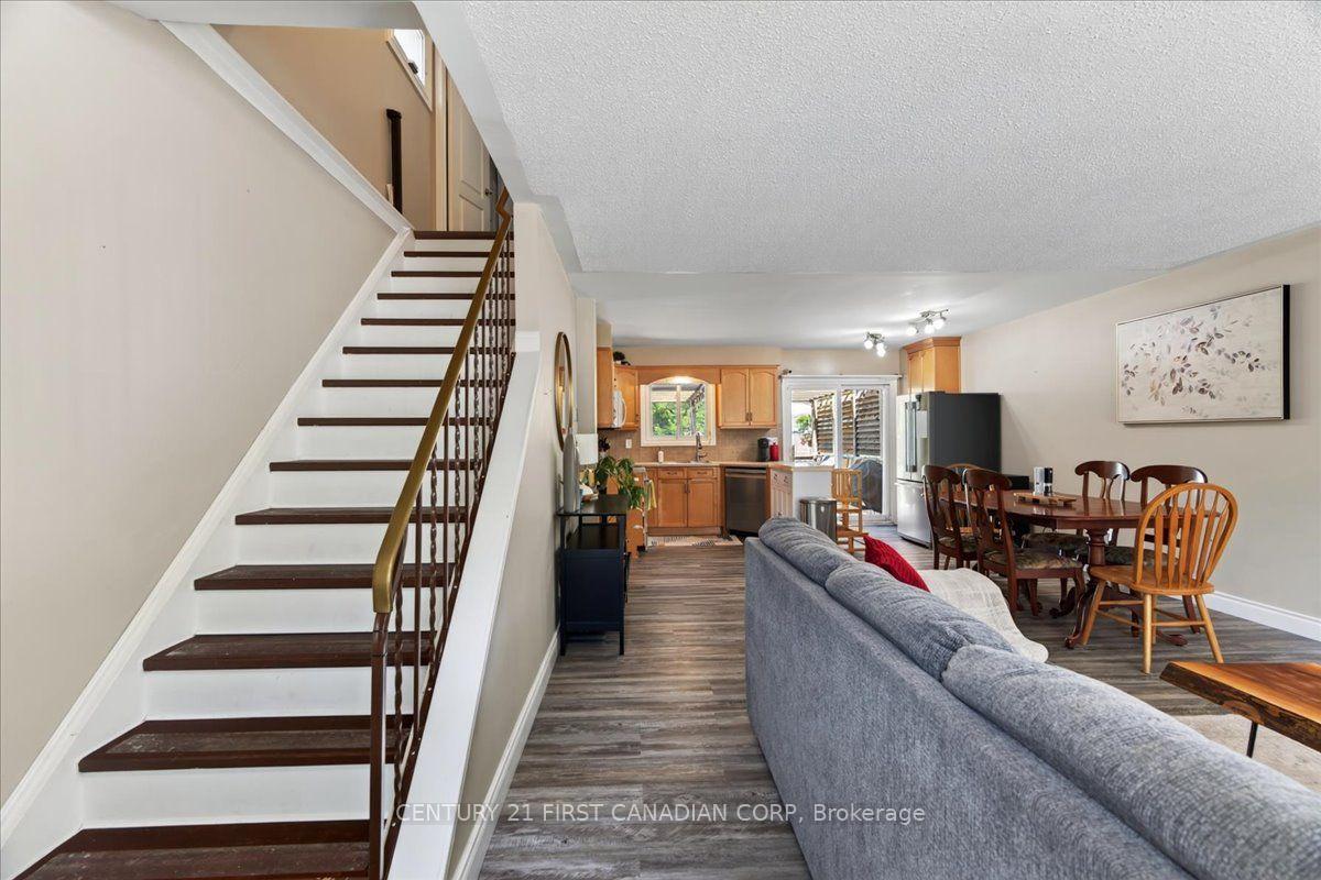Photo 4 of 248 Ardsley Crescent, London, North I — HOMEH