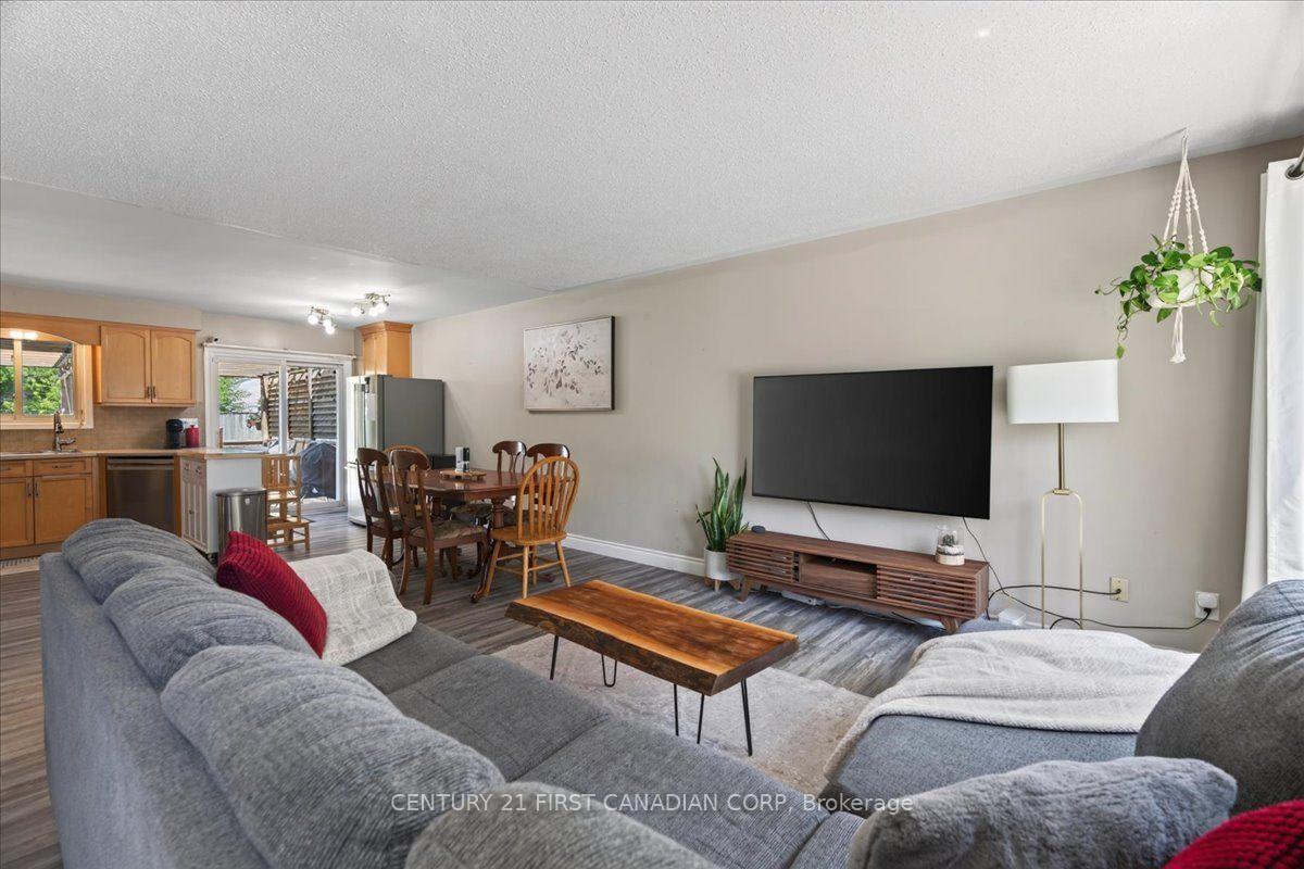 Photo 5 of 248 Ardsley Crescent, London, North I — HOMEH