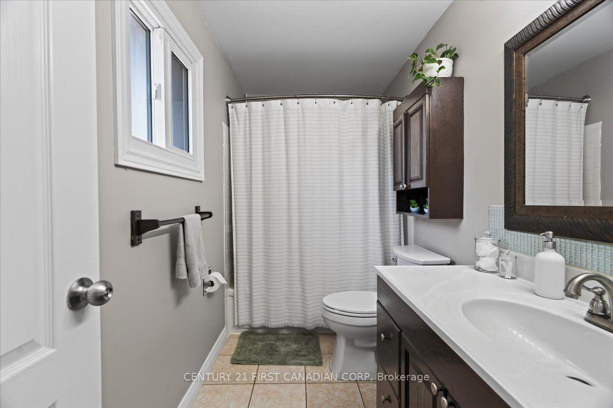 Photo 12 of 248 Ardsley Crescent, London, North I — HOMEH