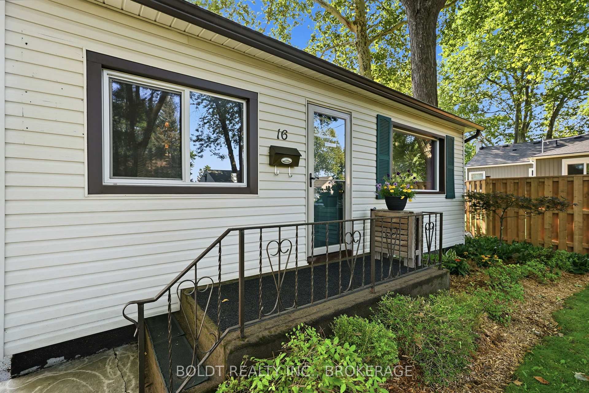 Photo 2 of 16 Longfellow Avenue, St. Catharines, Haig — HOMEH