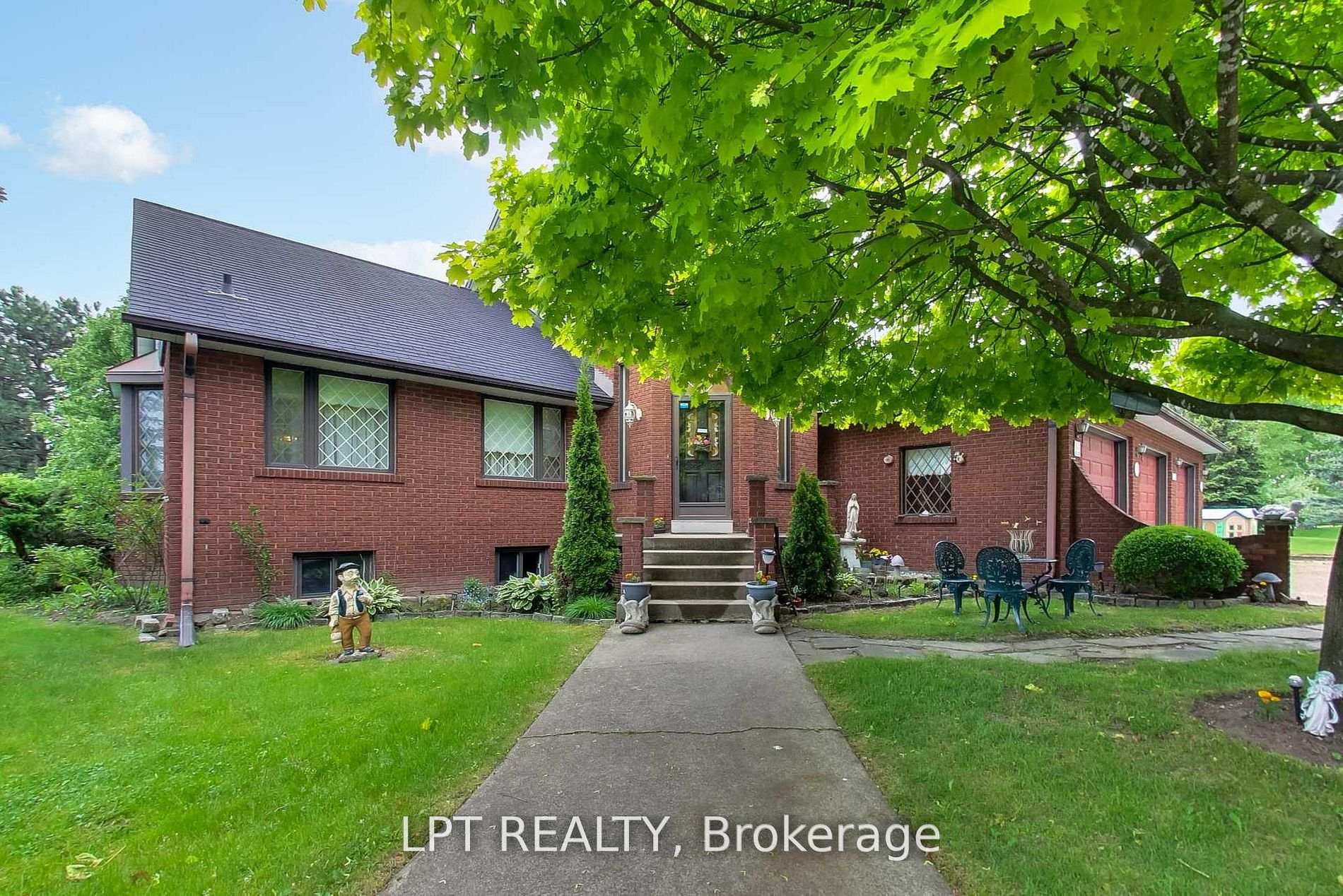 Photo 4 of 6 Fenton Way, Brampton, Toronto Gore Rural Estate — HOMEH
