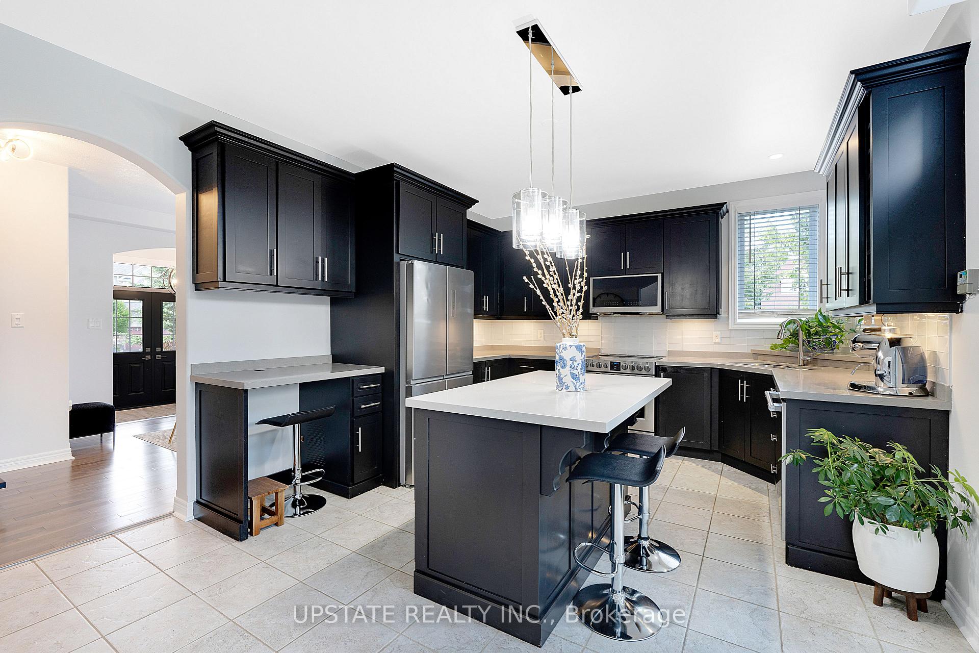 Photo 4 of 11 Kensington Trail, Barrie, Innis-Shore — HOMEH