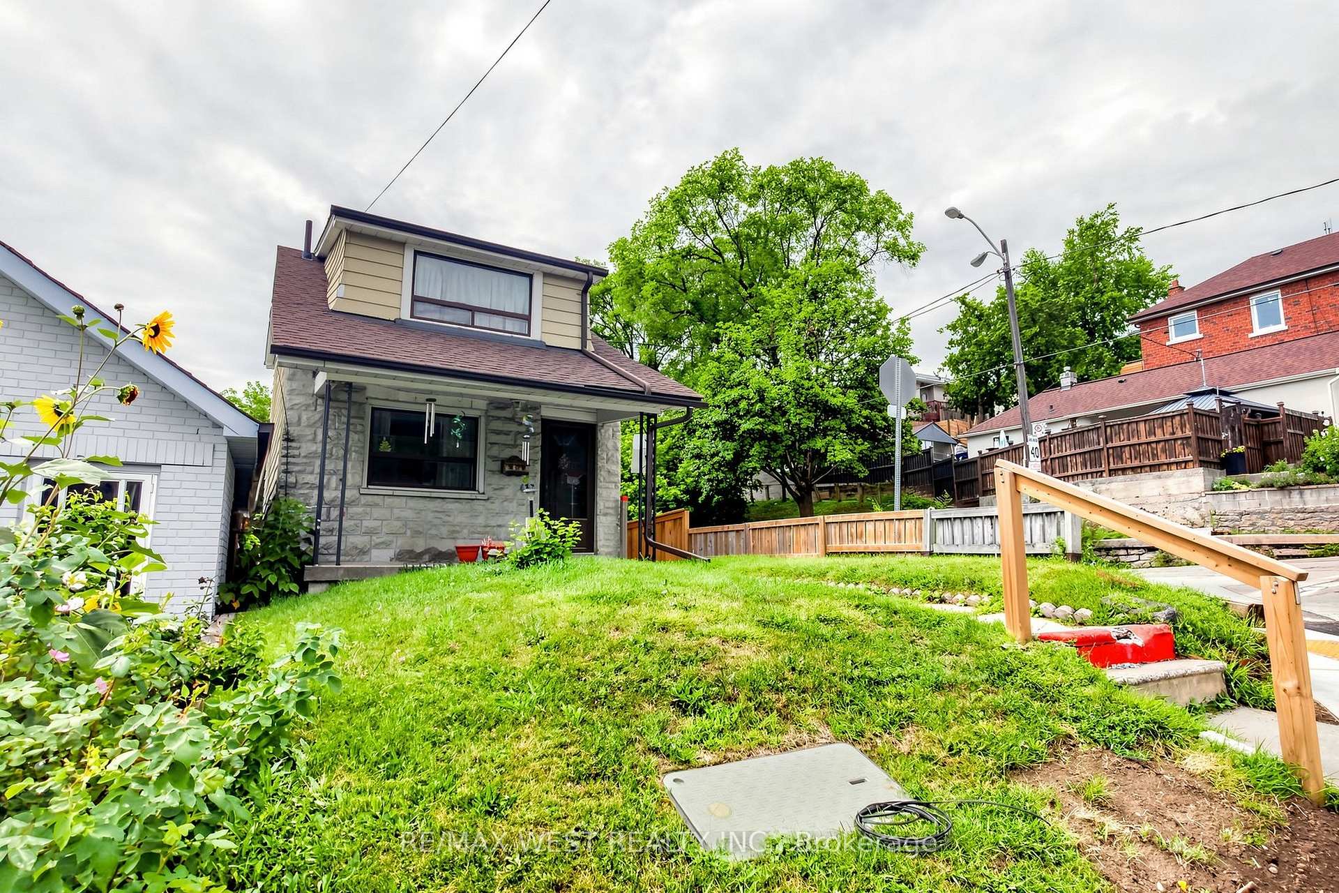 Photo 3 of 410 Silverthorn Avenue, Toronto, Keelesdale-Eglinton West — HOMEH