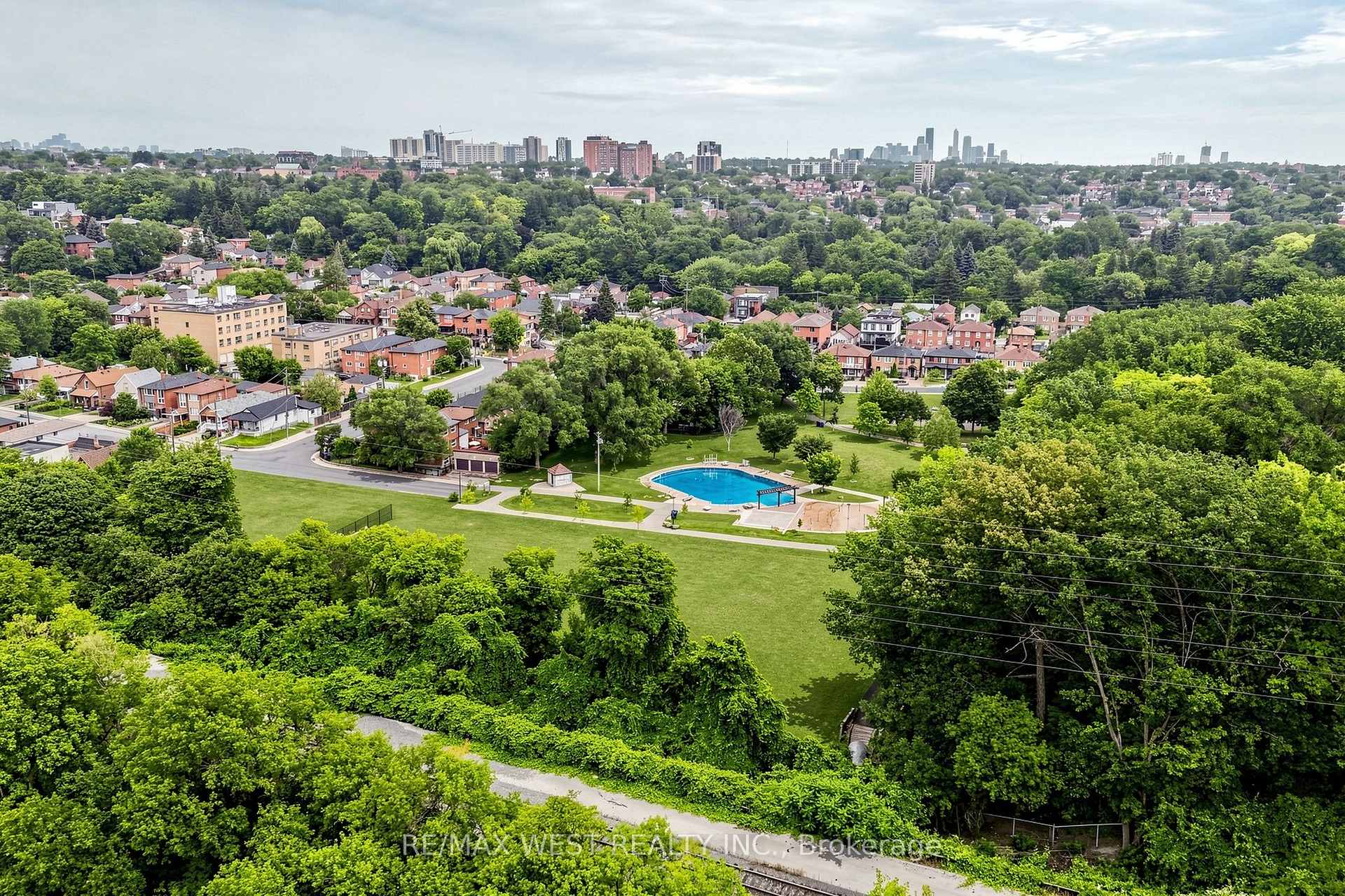 Photo 28 of 410 Silverthorn Avenue, Toronto, Keelesdale-Eglinton West — HOMEH