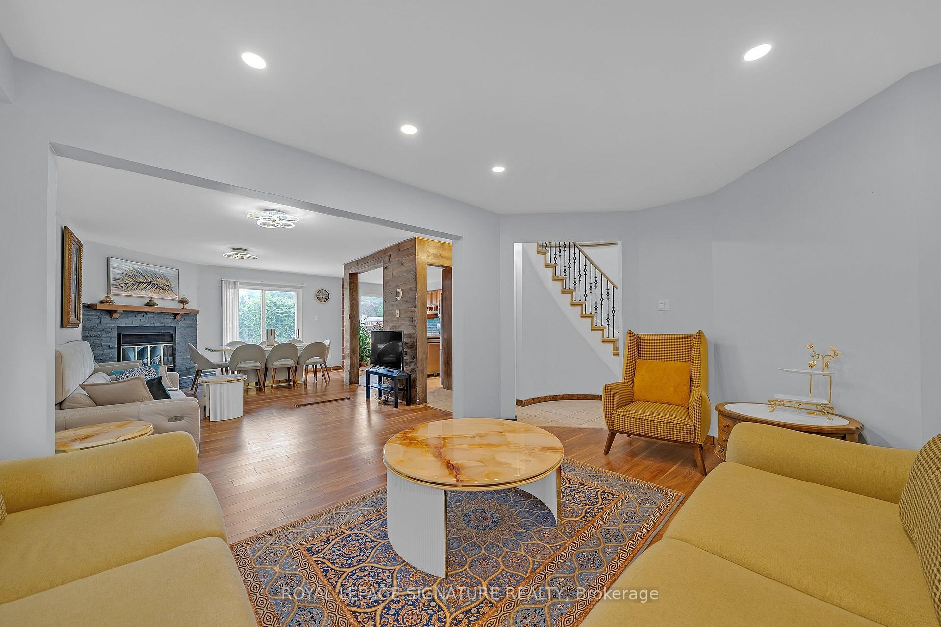 Photo 4 of 107 Roxborough Lane, Vaughan, Uplands — HOMEH