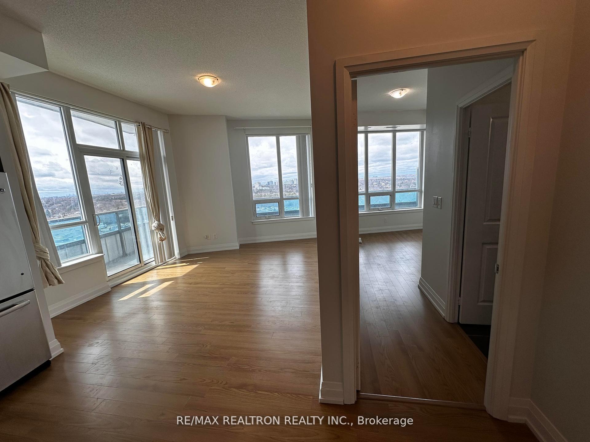 Photo 6 of Unit 925, 7161 Yonge Street, Markham, Grandview — HOMEH