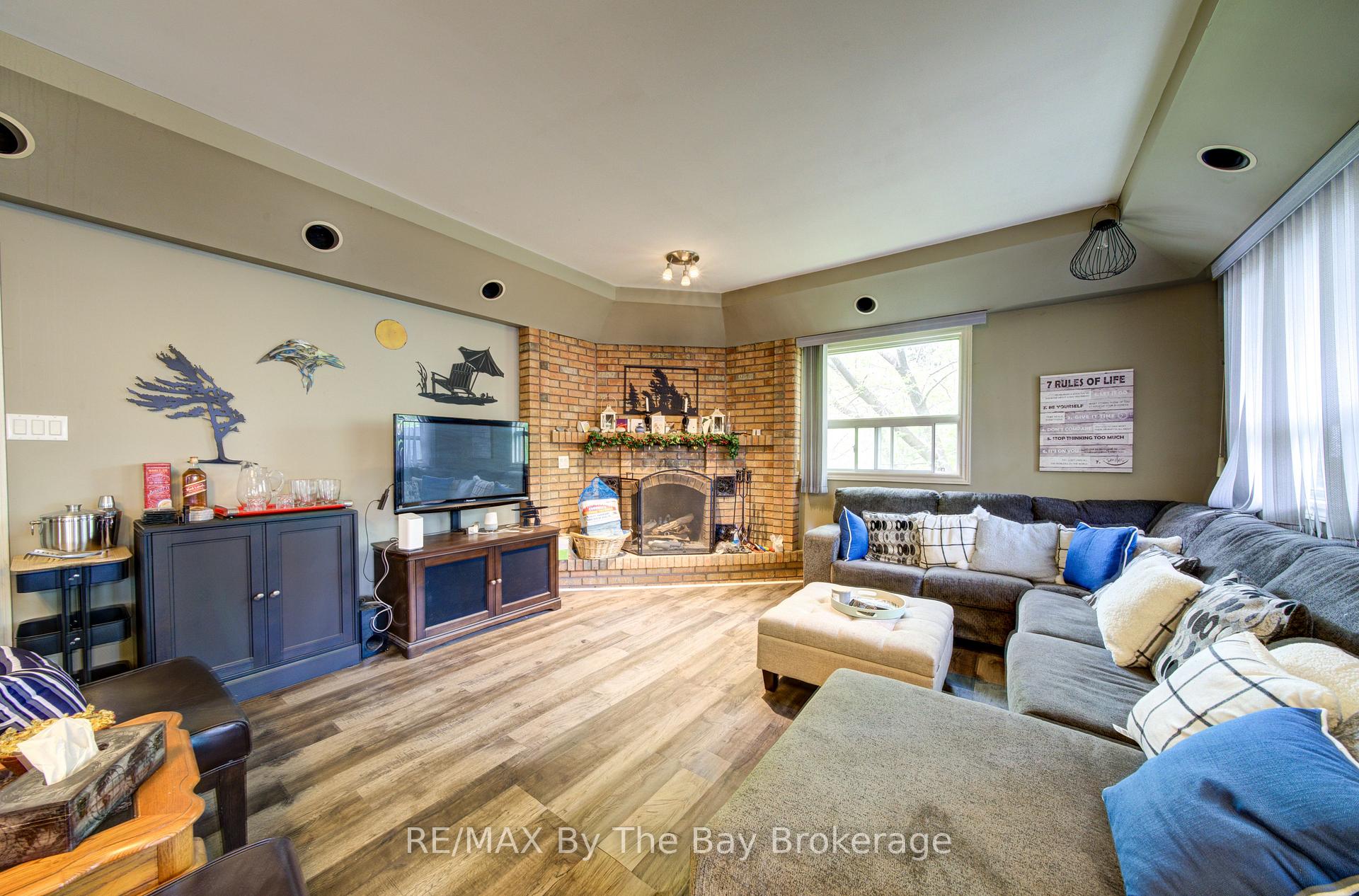 Photo 4 of 32 1st Lane, Wasaga Beach — HOMEH