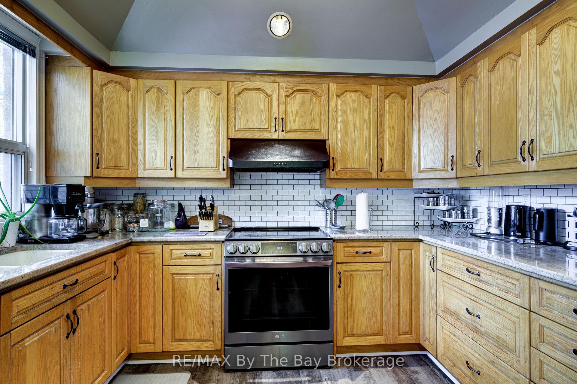 Photo 7 of 32 1st Lane, Wasaga Beach — HOMEH