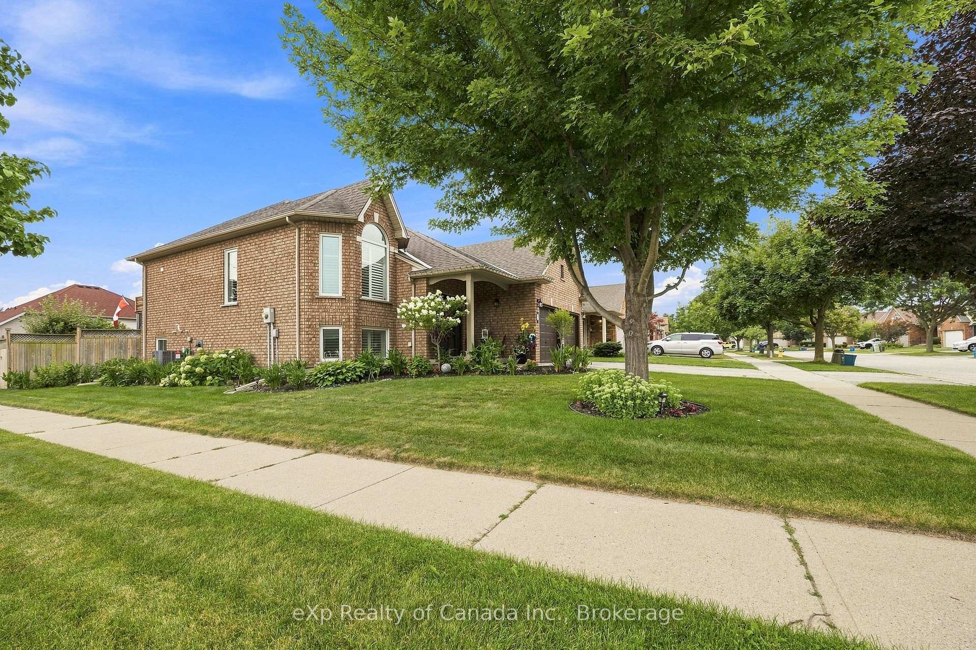 Photo 4 of 17 Varley Crescent, Brantford, Mayfair — HOMEH