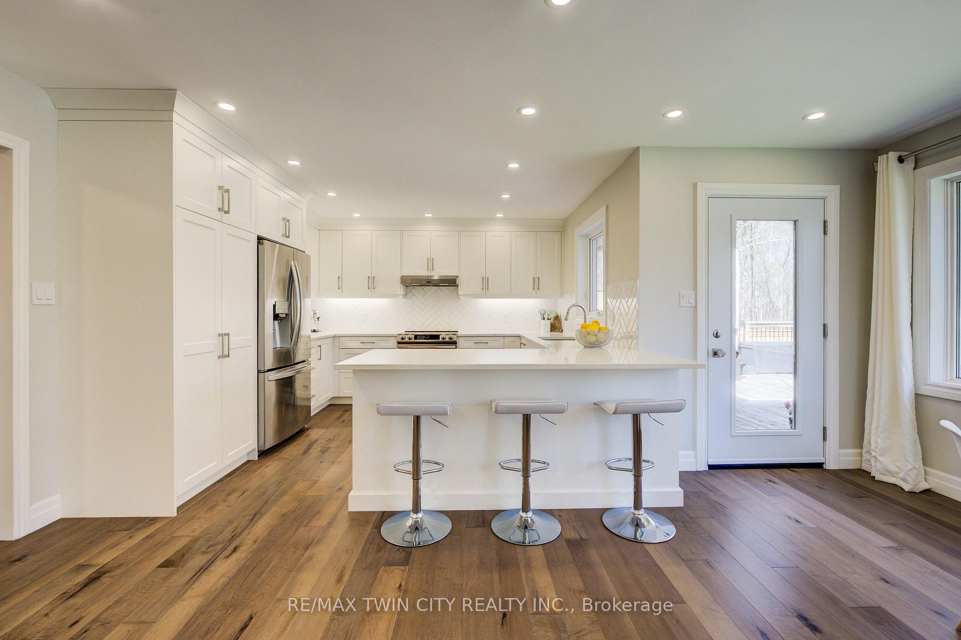 Photo 4 of 439 Northlake Drive, Waterloo, North Lakeshore — HOMEH