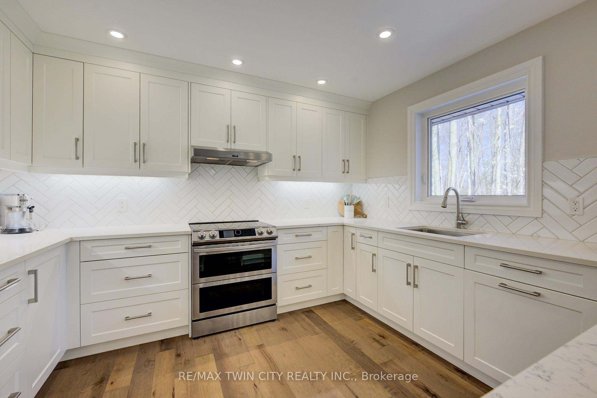 Photo 5 of 439 Northlake Drive, Waterloo, North Lakeshore — HOMEH