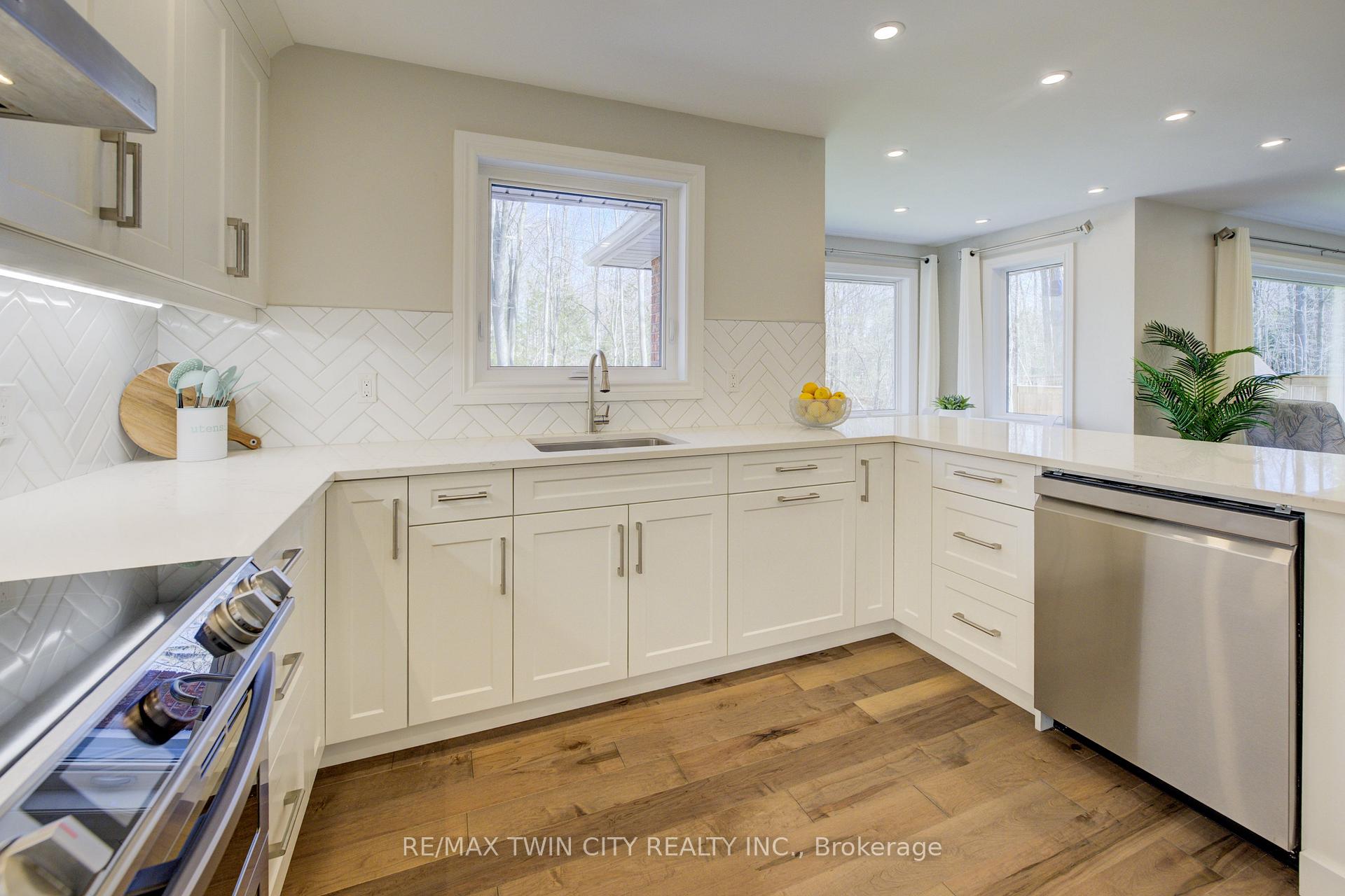 Photo 6 of 439 Northlake Drive, Waterloo, North Lakeshore — HOMEH