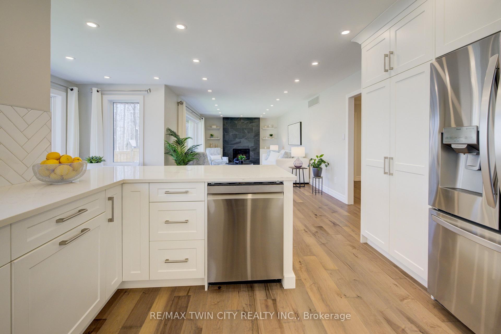 Photo 7 of 439 Northlake Drive, Waterloo, North Lakeshore — HOMEH