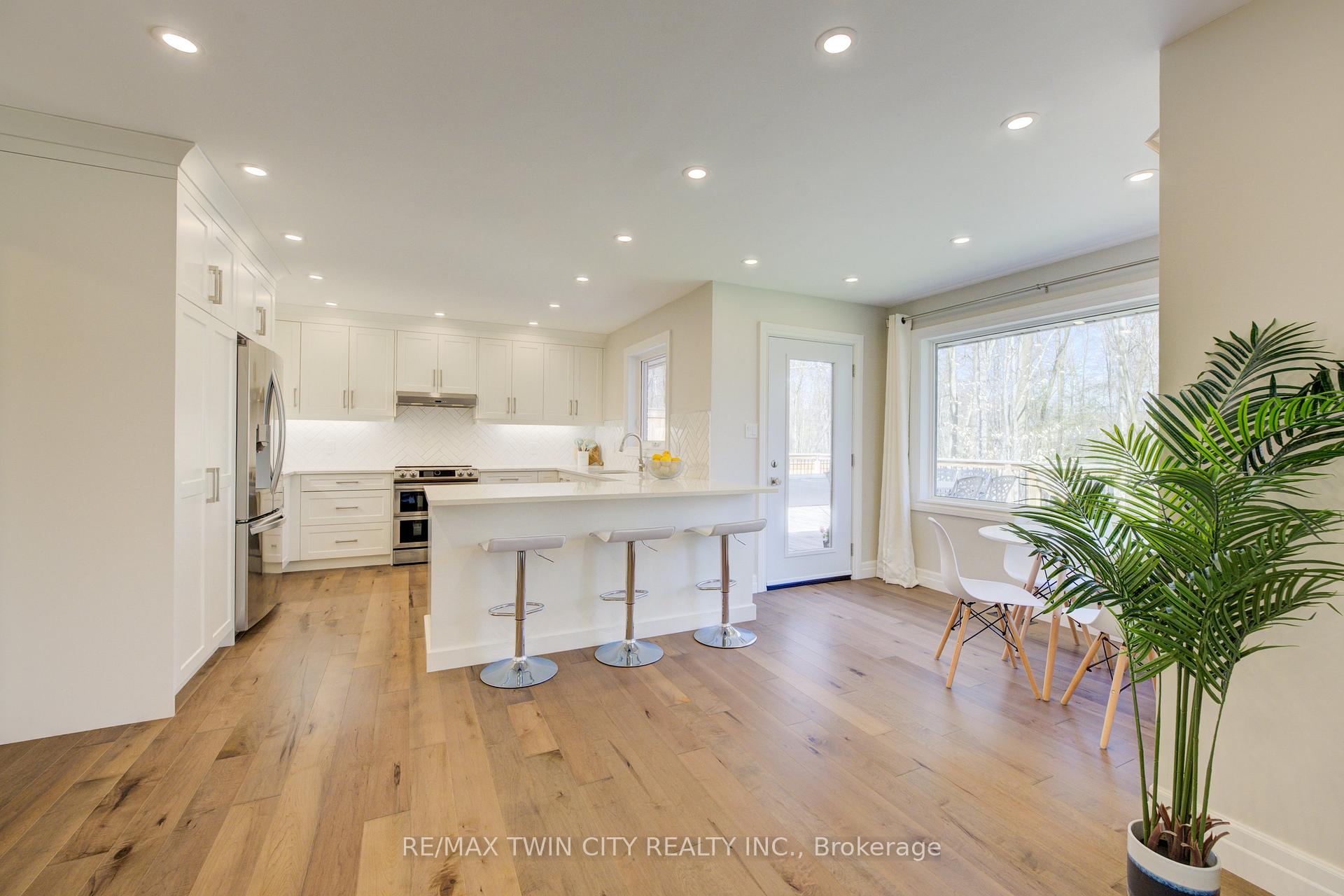 Photo 10 of 439 Northlake Drive, Waterloo, North Lakeshore — HOMEH