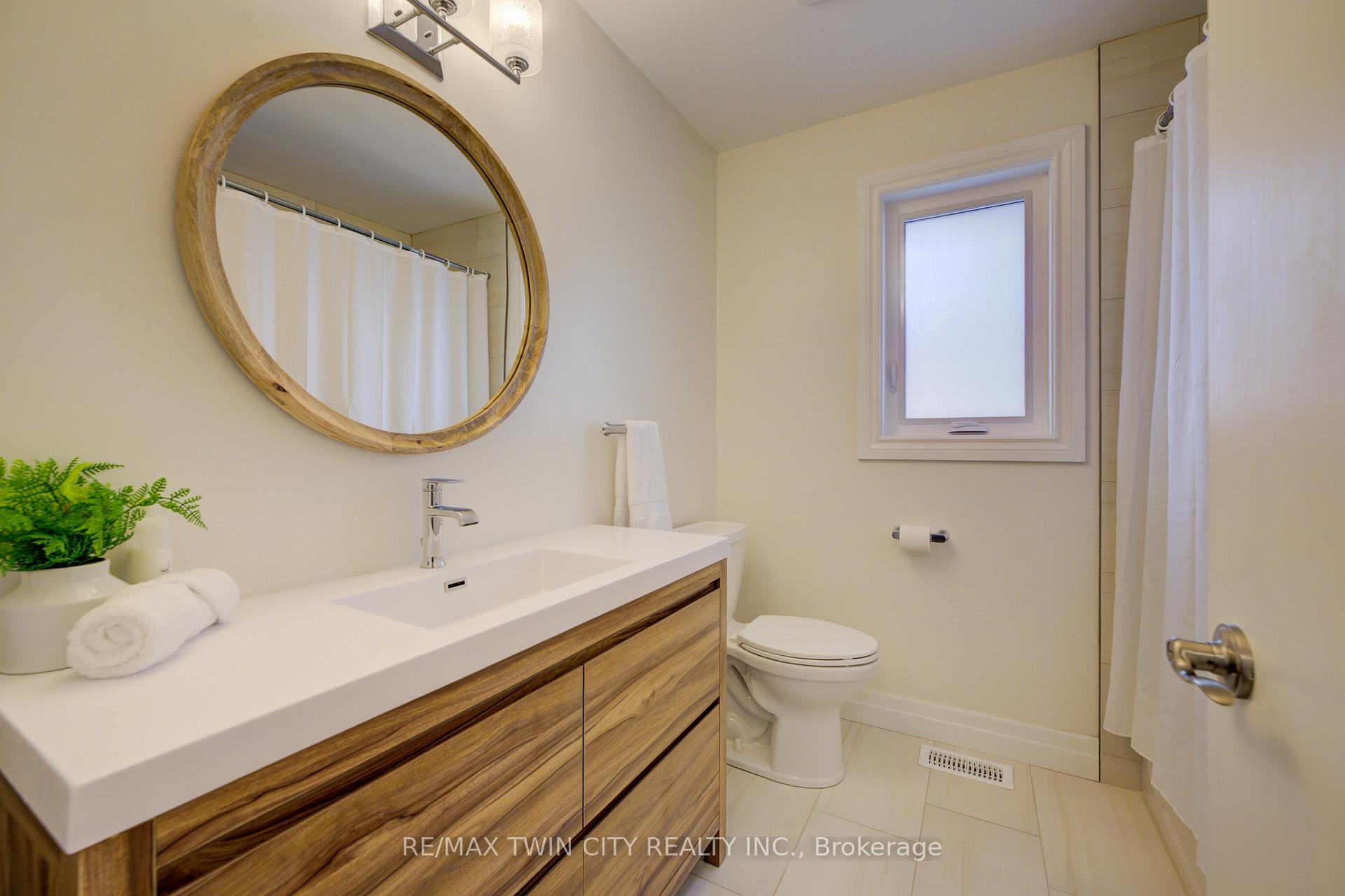 Photo 23 of 439 Northlake Drive, Waterloo, North Lakeshore — HOMEH