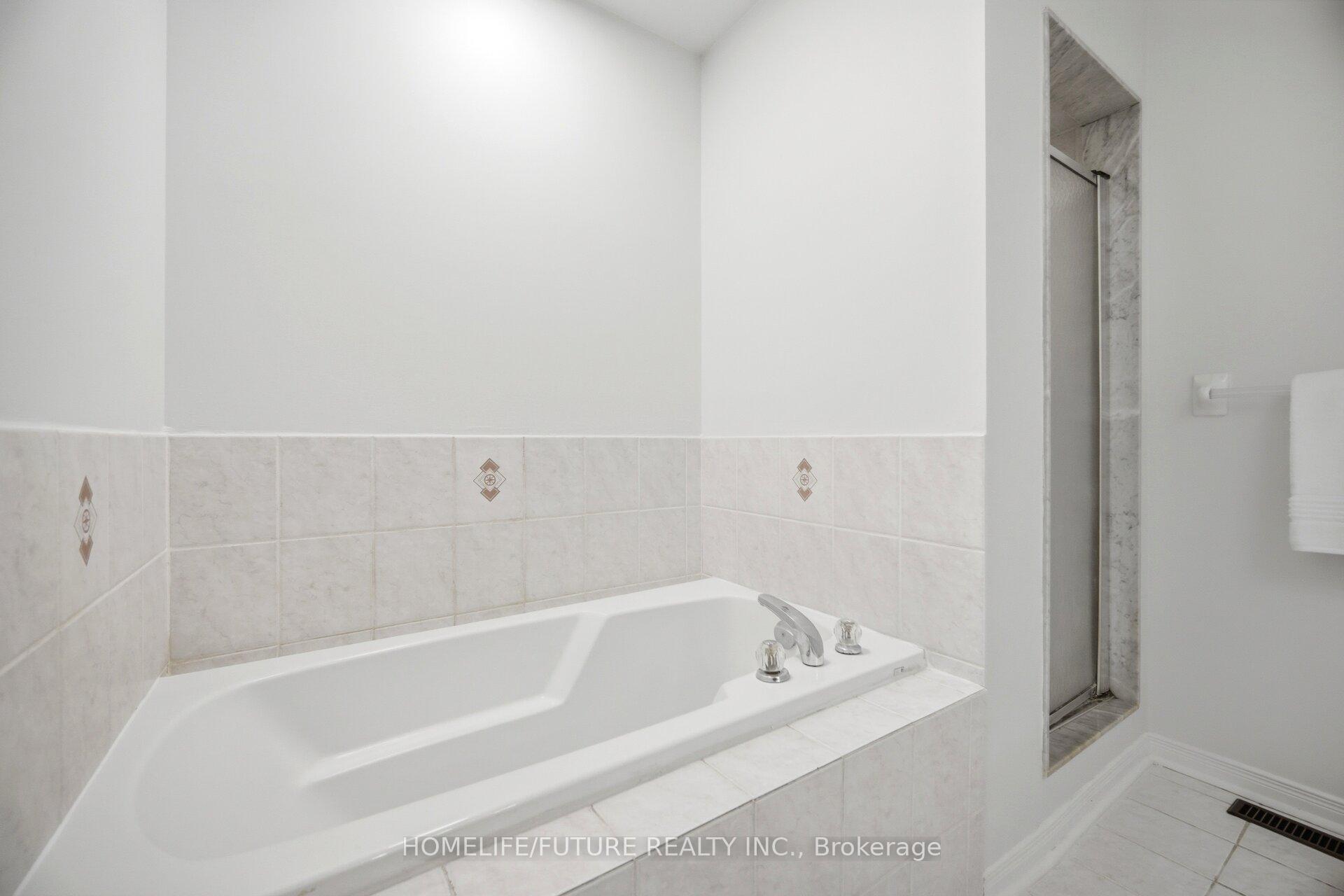 Photo 20 of 32 Laurelhurst Crescent, Vaughan, Vellore Village — HOMEH