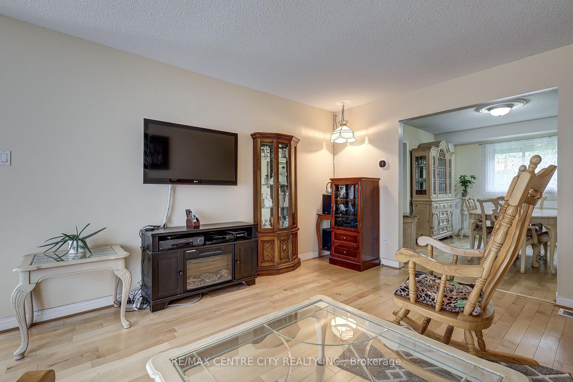 Photo 8 of 48 Clarendon Crescent, London, South P — HOMEH